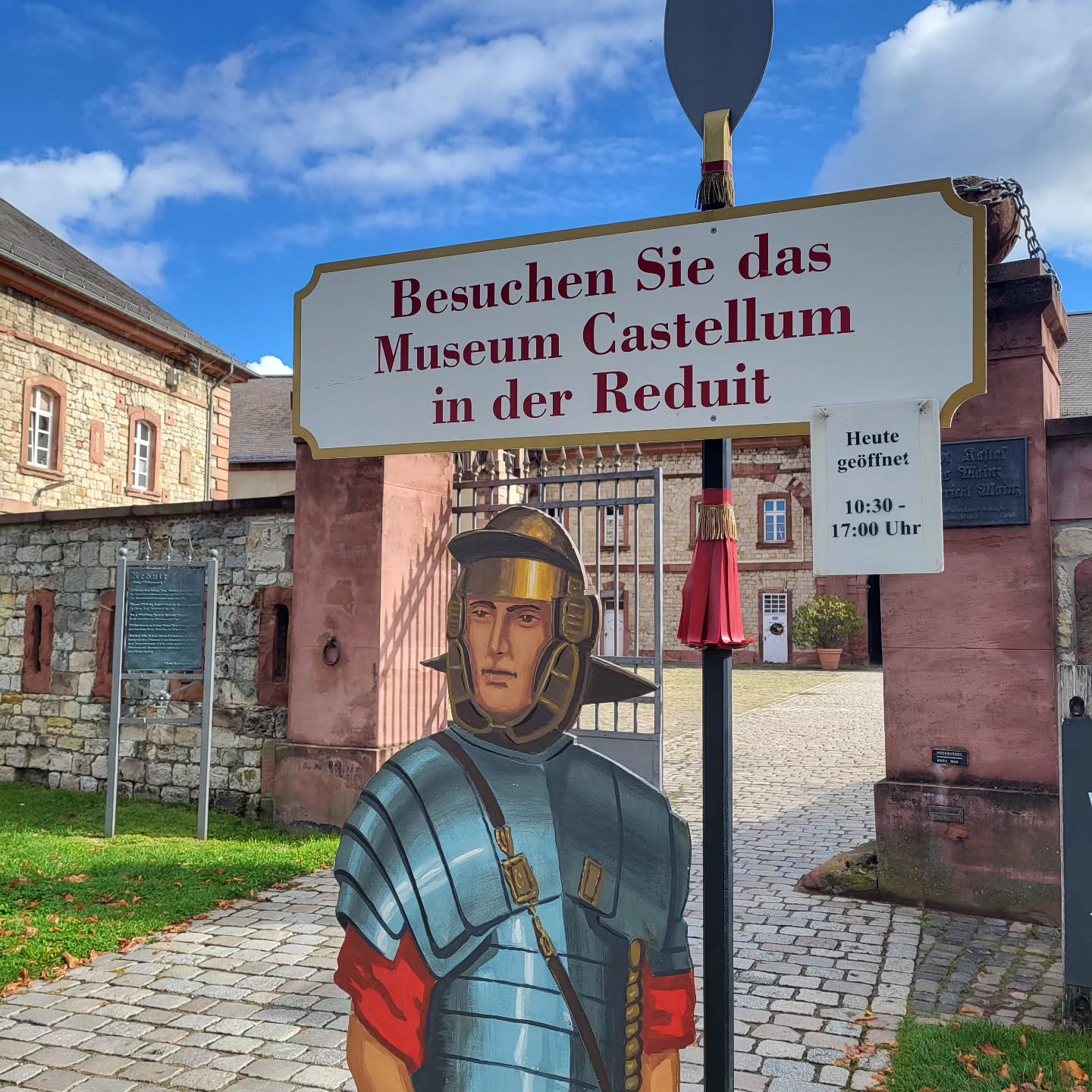 Bei einem heutigen Spaziergang am Rheinufer gerne mal bis 17 Uhr reinschauen. 
#Kastel #Mainz #Wiesbaden #AKK #TeamHeimatforscher #Reduit #HeimatgeschichteErLeben #tagdesoffenendenkmals #tdod