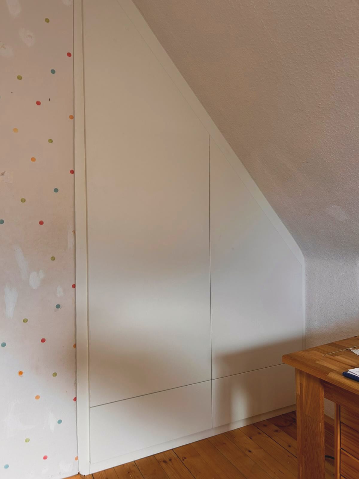 ✨ Maßarbeit in der Schräge ✨
Wo vorher nur eine Nische war - gibt es jetzt cleveren Stauraum. Wir haben den Kinderzimmerschrank passgenau in die Dachschräge geplant und millimetergenau eingepasst.
Das Ergebnis: mehr Stauraum, cleane Optik und ein rundum zufriedener Kunde. ?
#Innenausbau #Schreinerliebe #Dachschräge #SchreinereiHäckl #Stauraumwunder #Maßarbeit #HandwerkmitHerz #SchreinereiBayern #schreineringolstadt