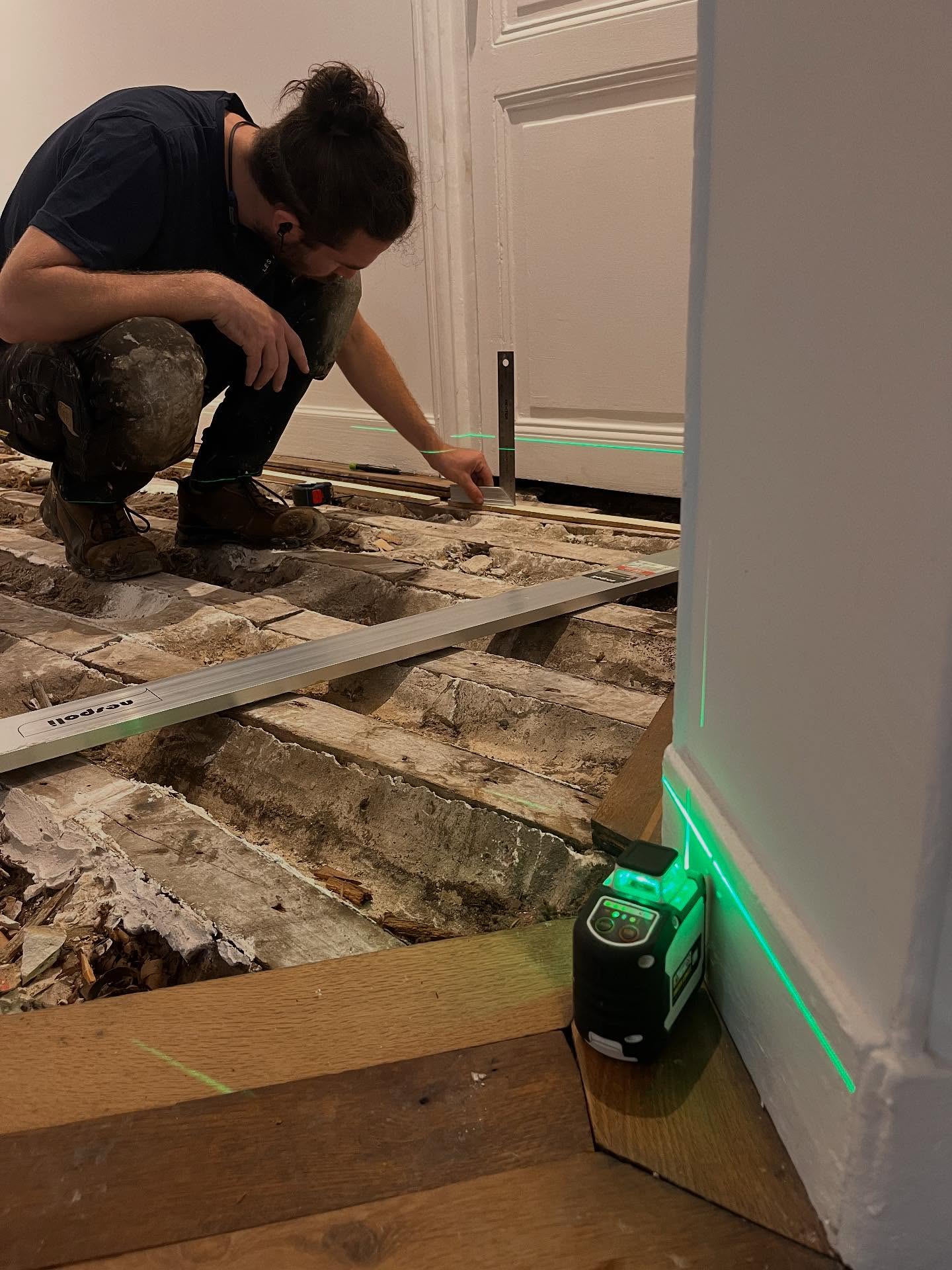 Dans cette entrée, le parquet marqueté à été abîmés par un dégât des eaux et une tentative de reparation catastrophique.
Nous n'avions pas d'autres choix que de la remplacer.
Afin d'accorder le parquet avec la chambre située à côté, notre client a choisi de poser des panneaux d'Aremberg, avec une teinte sur certaines lames.
Nous avons donc déposé le parquet, remis les lambourdes à niveau et déversé un isolant dans les espaces vides afin d'améliorer l'acoustique.
Nous avons ensuite posé les panneaux et mis en teinte après avoir minutieusement masqué les zones à faire ressortir.
La finition est un vitrificateur @bonapro.intl traffic GO
Une petite partie de la restauration
de l'entièreté de ce parquet bi-centenaire.
#parquet #woodworking #paris #artisanatfrancais #travaux #rénovation @hmesclattier @pilou_fpv