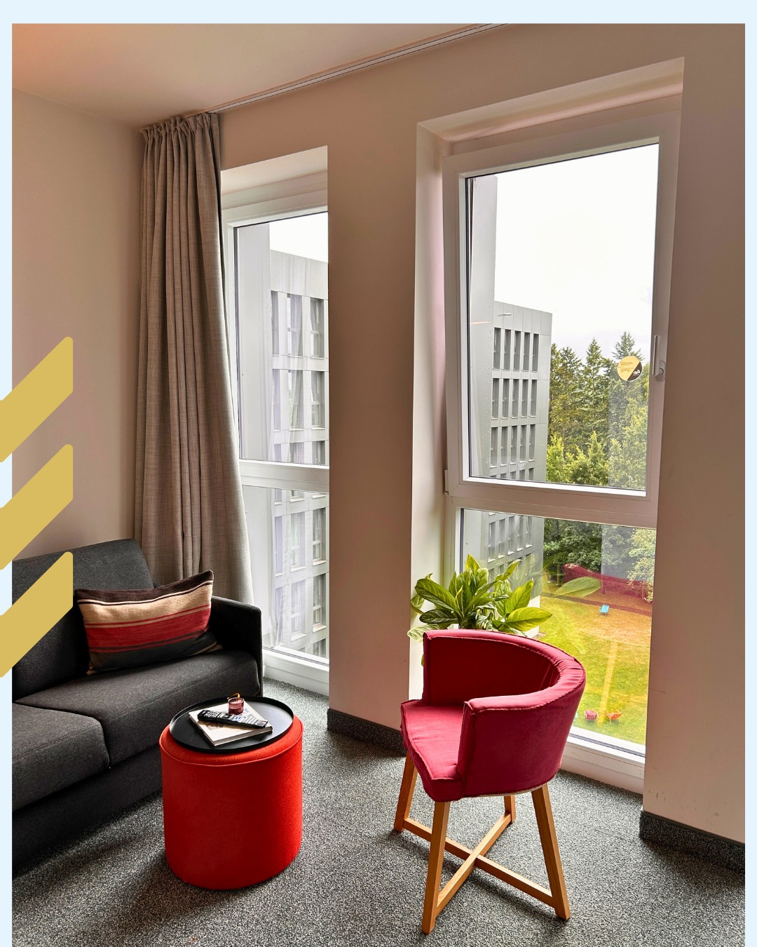 Ein Platz zum Durchatmen. ?✨
Dank der bodentiefen Fenster fällt nicht nur viel Licht in dein Apartment – du genießt auch den Blick ins Grüne und auf unseren großen Gartenbereich. Perfekt, um nach einem langen Tag einfach mal abzuschalten. ??️
HAMBURG
HOTEL
APARTMENT