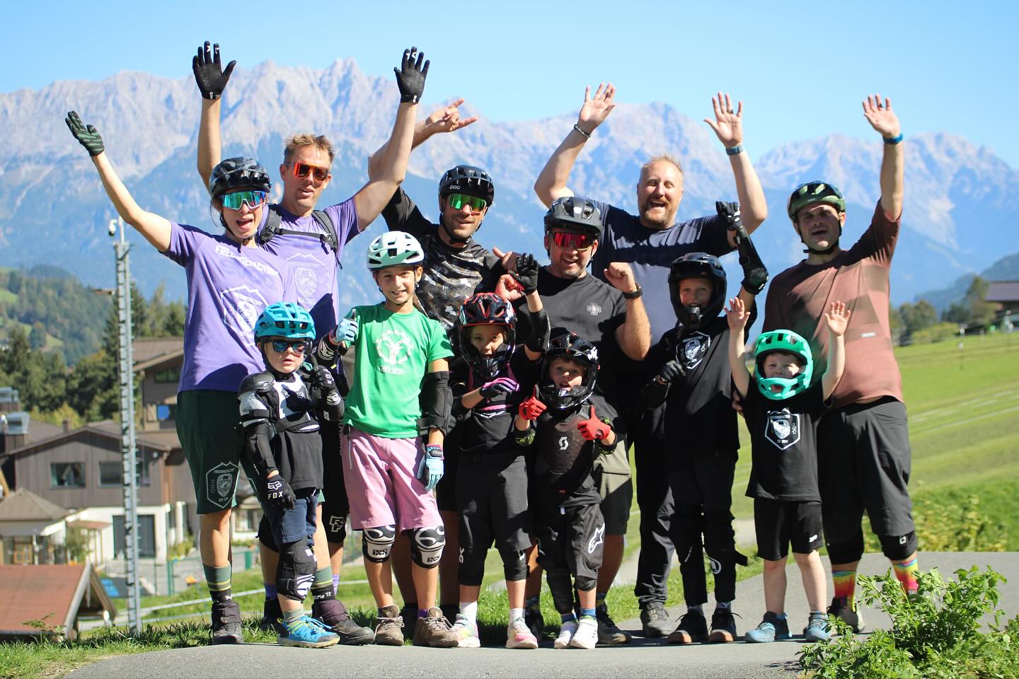 Auch im September hatten wir wieder ein fantastisches Wetter zu unserem Kids Camp in Leogang. Bei besten Bedingungen hatten knapp 20 Kinder verteilt auf drei Gruppen jede Menge Spaß mit ihren Trainern. Dieses Format wird auch in 2026 weiter Bestand haben, die Trainer haben bereits für zwei Termine zugesagt. Bei weiterem Interesse wendet euch direkt an verein@freeridefactory.com #bikephotos #trails #trailforlife #bikebergsteigen #traillife #mtblife #mtblifestyle #girlsridetoo #girlswhoride #bergliebe🏔 #mtbaddict #freeride  #downhillmountainbiking #downhill #cycling #mountainbike #enduro #freeride #enduromtb #downhillbike #mtbtrails #trailriding #freeridefactory #extremshox #trickstuff #evocsports #kidsonbikes #kidsbike