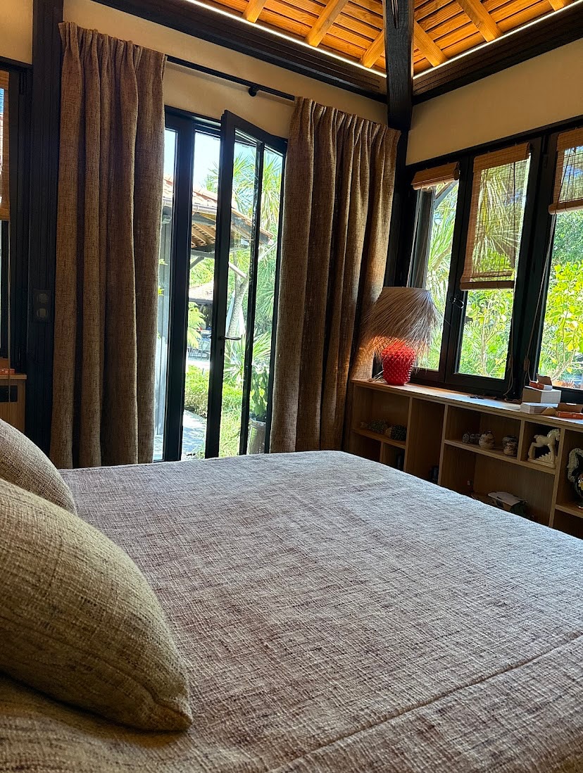 Réalisation de rideaux, couvre lit, coussins et recouvrement de coussins de canapés. Depuis la recherche de tissus jusqu’à la réalisation nous avons eu beaucoup de plaisir à réaliser ce projet ?