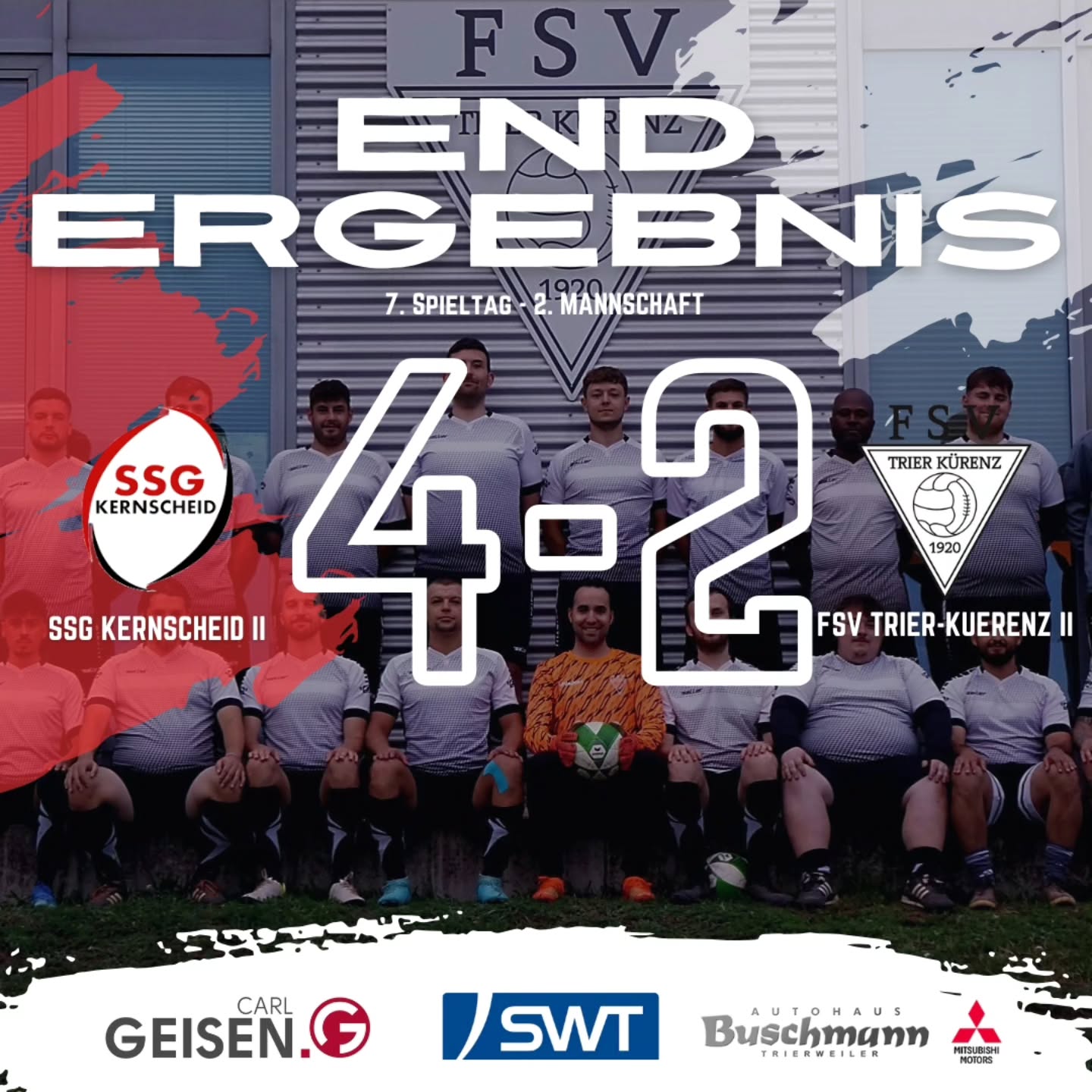 ⚪️Zwote verliert nach guter Anfangsphase in Kernscheid⚫️
Für die Zwote ging es nach zwei spielfreien Wochen zur Reserve des @ssg_kernscheid. Nach druckvollem Start der Gastgeber näherte sich die Zwote auch schon früh dem Tor an, nachdem Oli nach gutem Tiefenball den Pfosten traf. Wenige Momente später landete der Ball dann doch im Netz als Oli einen durchrutschenden Ball noch am Torhüter vorbei spizeln konnte. Doch der gute Start verflog nach dem 0:1. Zwar folgte mit einem gut parierten Elfmeter der erste Warnschuss mehr wieder machen zu müssen, jedoch fing man sich vor der Pause nicht nur das 1:1, sondern ging auch mit 2:1 in Rückstand.
Nach Wiederanpfiff dauerte es keine fünf Minuten bis Kernscheid in der 49.Minute auf 3:1 erhöhte. Die Antwort folgte jedoch prompt: Nach Eckball von Lukas W. köpfte Oli zum 3:2 Anschluss ein. Der Treffer zeigte Wirkung, denn ab diesem Zeitpunkt war gab es zahlreiche Offensivbemühungen der Zwoten. Beste Möglichkeit war von Oli, der mustergültig von Marius in der Mitte bedient wurde, den Ball aber zu zentral abschloss. Die Hoffnung ebbte ab, als Kernscheid in der 87.Minute den Schlusspunkt zum 4:2 setzte.
Chance zur Wiedergutmachung hat die Zwote bereits am Mittwoch, wenn man auf heimischen Geläuf auf die Drittvertretung der @sg_zil trifft.
______
#fsv #fsvkuerenz #trier #kernscheid #kunstrasenplatz #emotionen #niederlage #ergebnis #auswärts #kampfgeist #teamSpirit #kreisliga