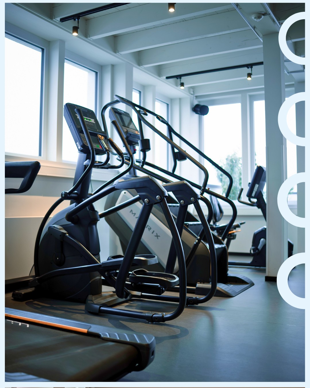 Train, relax, repeat. ?✨
Unser Gym ist nicht nur irgendein Fitnessraum – hier warten hochwertige Geräte auf dich, die für ein richtig gutes Training gemacht sind. Und das Beste? Direkt nach dem letzten Satz heißt’s: ab aufs ROOFTOPund den Ausblick genießen. ? Einmaliges Workout-Erlebnis – versprochen.
TRAINING
GYM
HOTEL