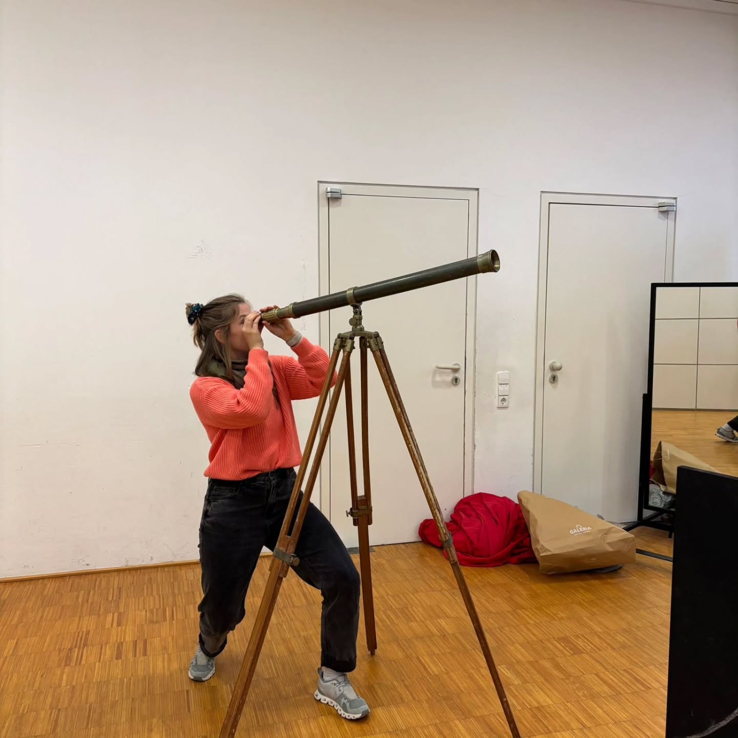 🚀 Rabe Kosmos probt den Blick ins Universum!
Steffi hat das alte Teleskop entdeckt – Baujahr „ungefähr kurz nach dem Urknall“ 😅 –
und hält Ausschau nach neuen Galaxien … oder nach dem nächsten Probenkaffee ☕️✨
Währenddessen wird auf der Erde fleißig gebastelt:
Isabel schneidet, tüftelt und zaubert Schattenwesen ins Leben ✂️🐦💫
Das Quintett?
Mittendrin zwischen Sternenstaub, Schablonen und jeder Menge Vorfreude auf die Bühne!
#RabeKosmos #Probenzeit #Bühnenzauber #Schattenwelten #theateralltag #quintettimkosmos #backstagefun #kulissenzauber
#kinderkonzert #kulturfürkinder
