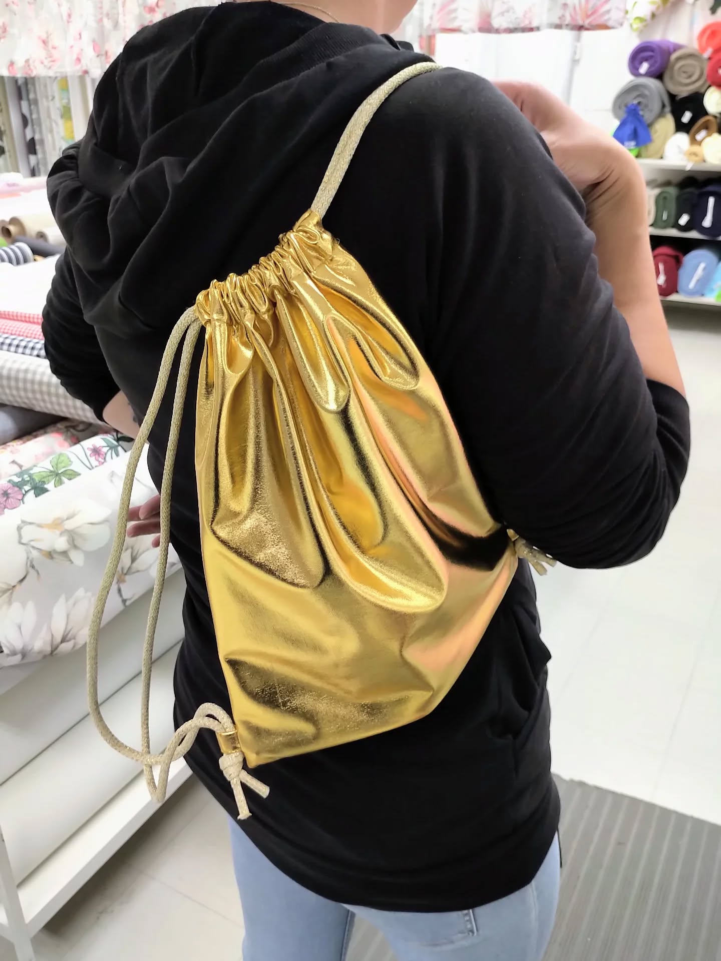 Ommeltiin asiakkaalle tosi päheä kultainen narureppu ⭐
Ja oikeen kultahippuinen nyörikin löydettiin kaveriksi.
#ompelutyö
#narureppu
#kultainenkangas
#kulta
#ompelimolappeenranta