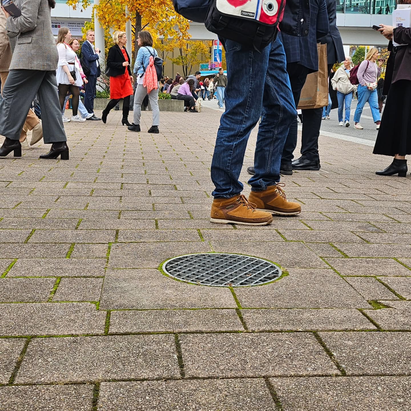 @buchmesse Frankfurt - eine ganz eigene Welt. Ab 17 Uhr stellen wir hier das mörderische Marburg vor.
#FBM25 #frankfurterbuchmesse #onlyatFBM #AnnaundDobbs #onTour #Krimi #TeamMarburg #TatortMarburg #AngstimDunkeln #Tatort #Marburg #ToniCastell #MarburgKrimi