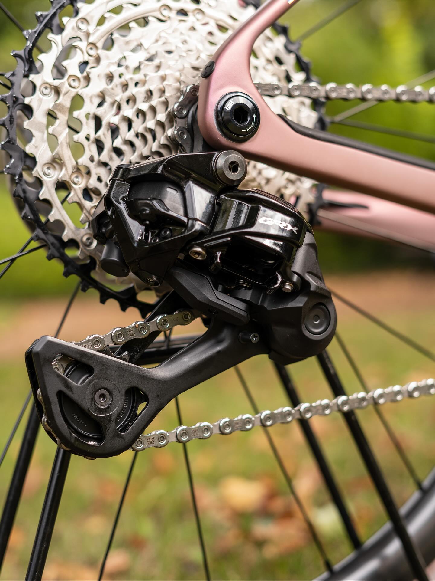 🚀 Shift happens – jetzt ganz ohne Kabel! 😎✨
Am neuen @cube.bikes Nuroad 2026 sorgt die brandneue @rideshimano GRX Di2 dafür, dass jeder Schaltvorgang butterweich, präzise und blitzschnell sitzt. ⚡️
Das Highlight: Die GRX Di2 ist jetzt komplett kabellos – cleanes Cockpit, aufgeräumtes Design und das unvergleichliche Gefühl, wenn jeder Klick direkt in Vortrieb übersetzt wird. 🪶
Egal ob steile Rampe oder Schotterautobahn – diese Schaltgruppe liefert Performance auf höchstem Niveau. Einmal gefahren, willst du nichts anderes mehr. 💥
#gravelbike #shimano #grxdi2 #nuroad2026 #cubebikes #gravelcycling #bikecommunity #graveladventure #gravelvibes #shimanogrx #rideinstyle #shiftup #bikelove #bikepointdresden