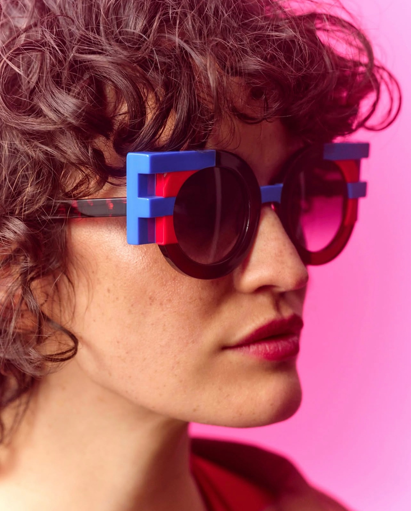 Vi presentiamo la collezione FACES. 
Una collezione esclusiva in occasione dell’anniversario dello storico brand francese Face à Face. Dove giochi geometrici, monumentalità e fusione di colori, si uniscono per dar vita ad un’occhiale che incarni tutti gli elementi distintivi del brand. 
#faceaface #RanieriOttici #FACES #Paris #MadeinFrance #Bari #Puglia #Sunglasses #OtticaRanieri
