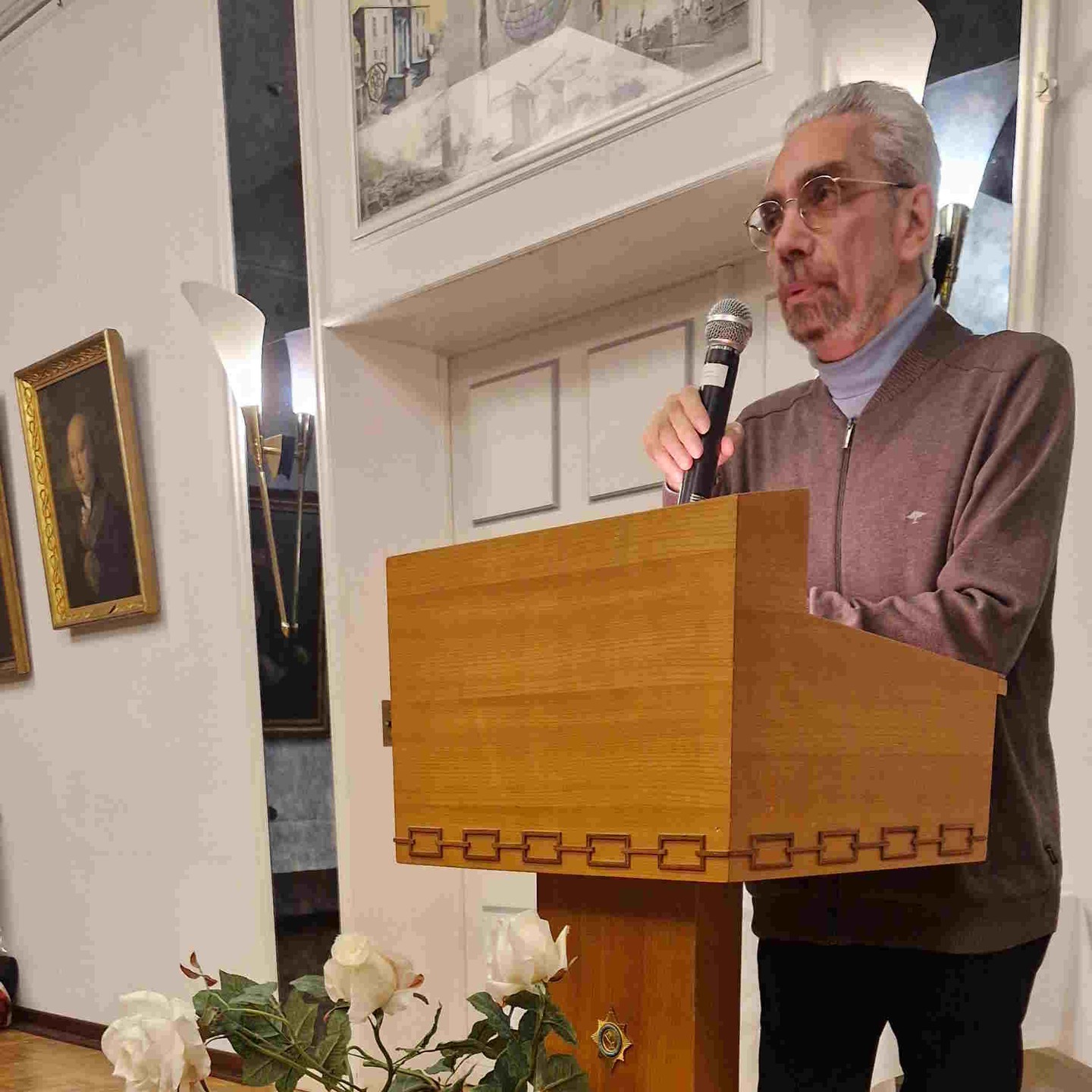 Dialog zwischen zwei Gemeinschaften
Der große Saal im Bremer Logenhaus war gut gefüllt als Herr Dr. Grigori Pantijelew von der jüdischen Gemeinde in Bremen seinen Vortrag über „Jüdisches Leben in Bremen“ hielt.
Mitte Oktober erfuhren die Zuhörer ihnen unbekannte Fakten über die historischen Gegebenheiten jüdischen Lebens in Bremen. Der Referent spannte einen Bogen von der napoleonischen Zeit bis heute.
Organisiert hatte den Vortrag die Freimaurerloge Herder, dessen Meister vom Stuhl durch den Abend moderierte. Herr Pantijelew verzichtete auf ein Honorar. Stattdessen wurde für die Förderung jüdischer Studenten an die Uni Bremen gesammelt.
Der Vortrag von Herrn Pantijelew sowie die anschließende Diskussion waren sehr geeignet Vorurteile abzubauen und durch Fakten zu ersetzen. Nicht nur wir Freimaurer sind hier gefragt diese Diskussion aufzugreifen und klar Stellung im gesellschaftlichen Kontext zu beziehen.
#freimaurer #freemason #freimaurerbremen #bremerlogenhaus #bruderkette #bruederlichkeit #2b1ask1 #selfcare #selbsterkenntnis #sinnbild #bremen #Freimaurerei #humanitaer #afuamvd #humanitaet #juden #judentum