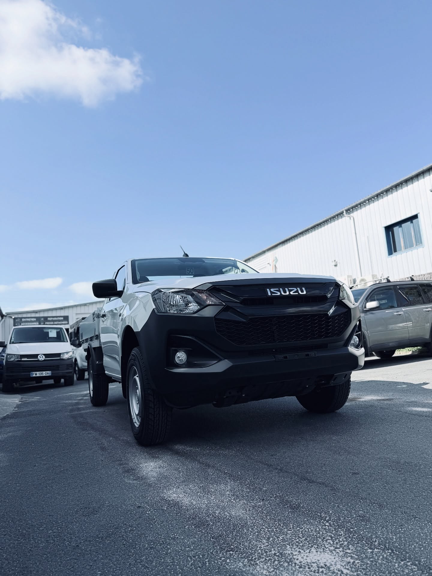 Isuzu N60 B Space Titan – quand le travail demande plus que de la puissance, il faut de la confiance.☑️
Pensé pour les pros qui vivent leurs journées entre chantiers, routes et imprévus, ce pick-up ne triche pas : il avance, charge, livre, recommence.
Sa benne plateau acier en dit long sur son caractère : brut, efficace, prêt à tout encaisser.
Chaque détail du D-MAX respire la fiabilité et la simplicité d’un outil fait pour durer.
Parce qu’au bout du compte, ce qui compte vraiment, c’est d’avoir un véhicule sur lequel on peut compter, jour après jour.
C’est ça, l’esprit Isuzu : du concret, du solide, et une vraie culture du travail bien fait ⚙️
#Isuzu #DMax #N60B #Titan #Pickup #4x4 #AbianPaysBasque #Anglet #PaysBasque #PickupLife #WorkAndAdventure #CampAndWork #EspritPro #teamisuzu