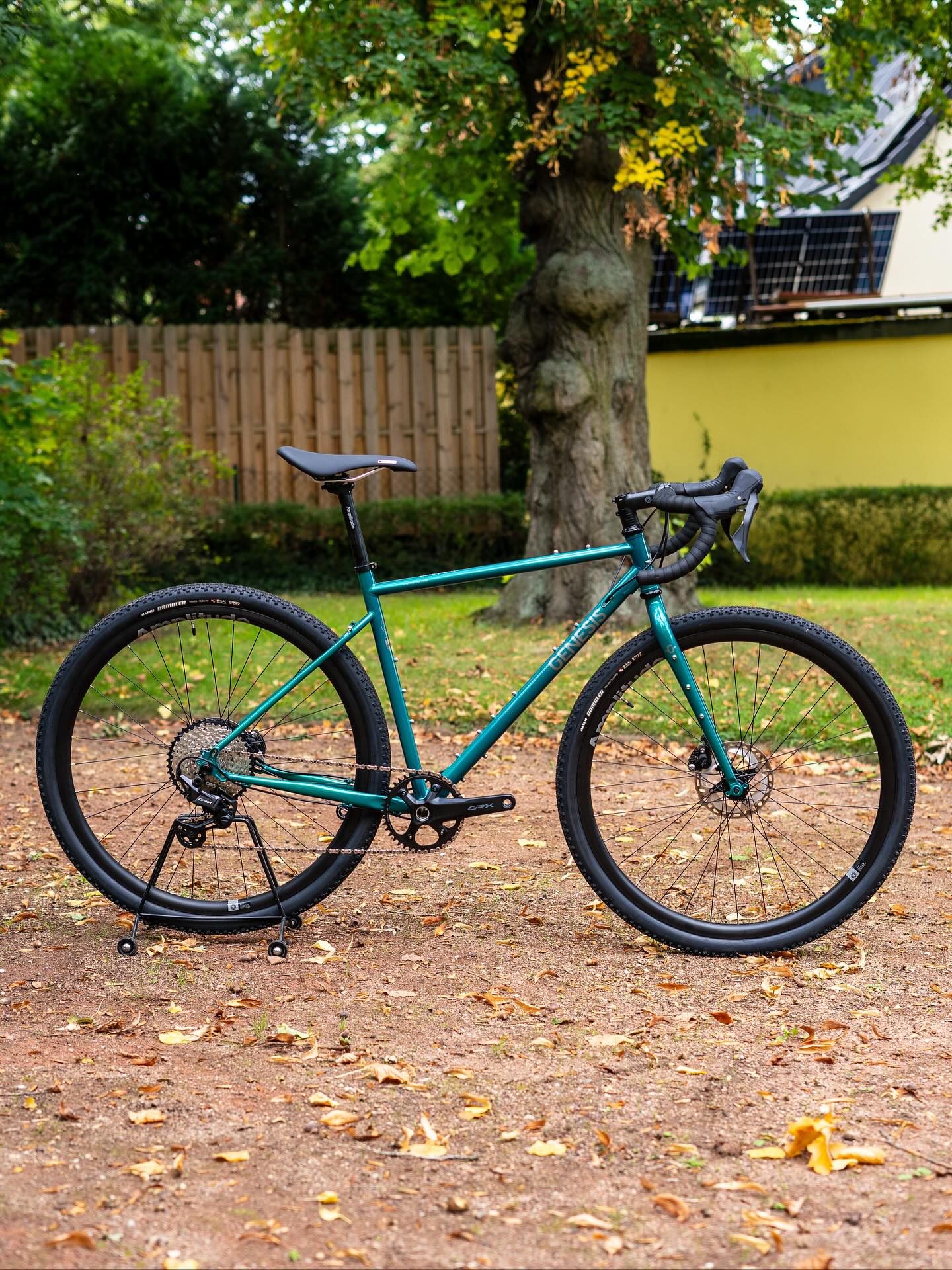 🛠️ Unverwüstlich. Zeitlos. Echt. 🌍
Das @genesisbikesuk Croix de Fer ist kein Bike für die Vitrine – es ist gebaut, um gefahren zu werden. 🚴♂️💨
Mit der neuen Shimano GRX 1x12 bleibt es seinem Charakter treu: robust, zuverlässig und bereit für jedes Abenteuer, das du ihm vorsetzt. Ob Schotter, Regen oder Asphalt – dieses Bike macht einfach weiter. 🌧️🔥
Ein Klassiker, der zeigt, dass wahre Stärke nicht im Hochglanz steckt, sondern in Leidenschaft, Stahl und unendlicher Tourenlust. 💪✨
#gravelbike #genesisbikes #croixdefer #grx #graveladventure #steelbike #gravelvibes #cyclinglife #bikecommunity #gravelcycling #rideinstyle #adventurebybike #bıkelove #bikepointdresden