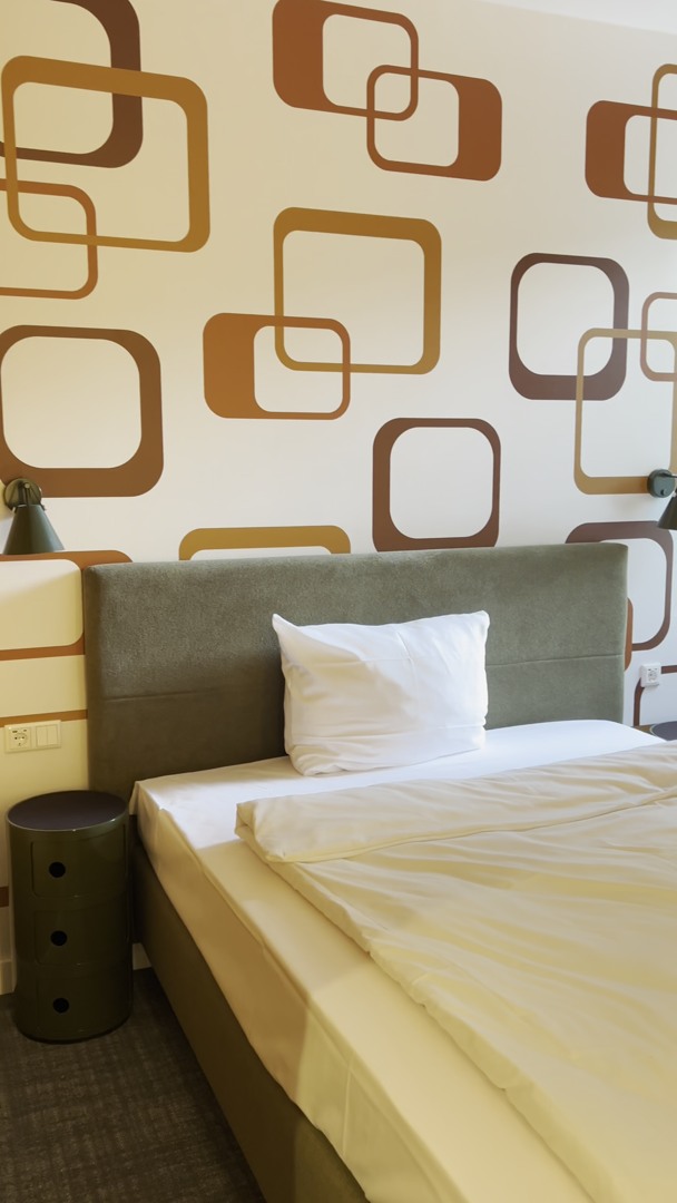 Mitten im Herzen Hamburgs, da wo’s laut, bunt und lebendig ist – genau da findest du uns: HUB Apartments St. Georg.
Hier triffst du auf 58 moderne Serviced Apartments mit allem, was du brauchst, um dich sofort zuhause zu fühlen:
✨ Eigene Kitchenette
? Arbeitsplatz im Zimmer
? Digitaler Check-in
? Citylife direkt vor der Tür
Ob Kurztrip oder Langzeitstay – bei uns wohnst du smart, zentral und ganz ohne Kompromisse.
Willkommen im neuen Zuhause auf Zeit.
#HUBStGeorg #GoodLookingSimplicity #HamburgVibes
