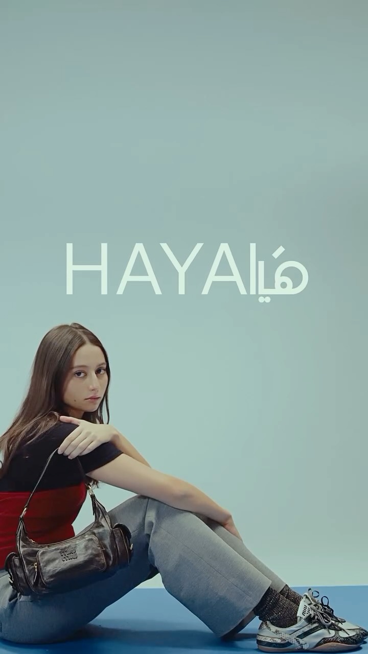 #NextGenLuxe
الممثلة الشابة لينا صوفيا بن حمّان تتميز بالوعي والنضج والذكاء والموهبة. فهي صورة حقيقية لجيل اليوم، الذي يعرف ما يريد ويستطيع التعامل مع الكم الكبير من المعلومات حوله واختيار ما يفيده لمستقبله. تتألق على غلاف عدد أكتوبر بتصاميم دار Miu Miu. زوري موقعنت واكتشفي المزيد عن رحلتها.@linasophiabenhamman @miumiuرئيسة التحرير: @sima.maalouf
إدارة فنيّة وستايلست: @sana_jamalii
إعداد: @dinazeddine
فيديو: @hoyjear
شعر ومكياج: @ivathegirl
ادارة الاعمال: @mad_solutions
انتاج: @tin.kai(Haya Magazine, Lina-Sophia Ben Hamman, Miu Miu)