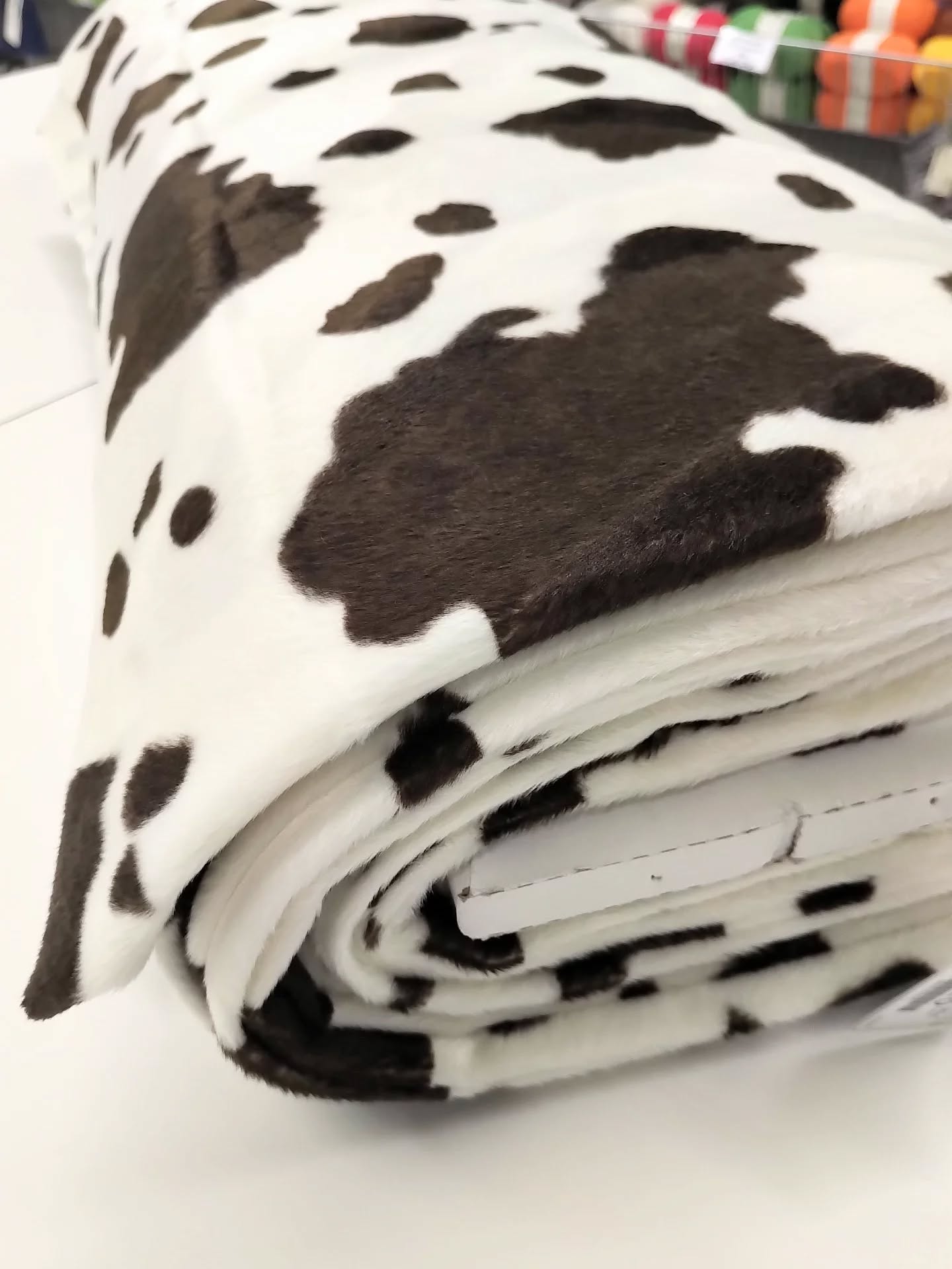 - Lehmä! ?
• Enkä oo, sie oot!
- ..no eikä, ko tää karva on lehmä, hupsu ?
Uus karvakangas, ruskealaikkuläikkä.
Leveys 147cm
#karvakangas
#lehmäkarva
#keppihevonen
#kangaskauppa
#lappeenranta