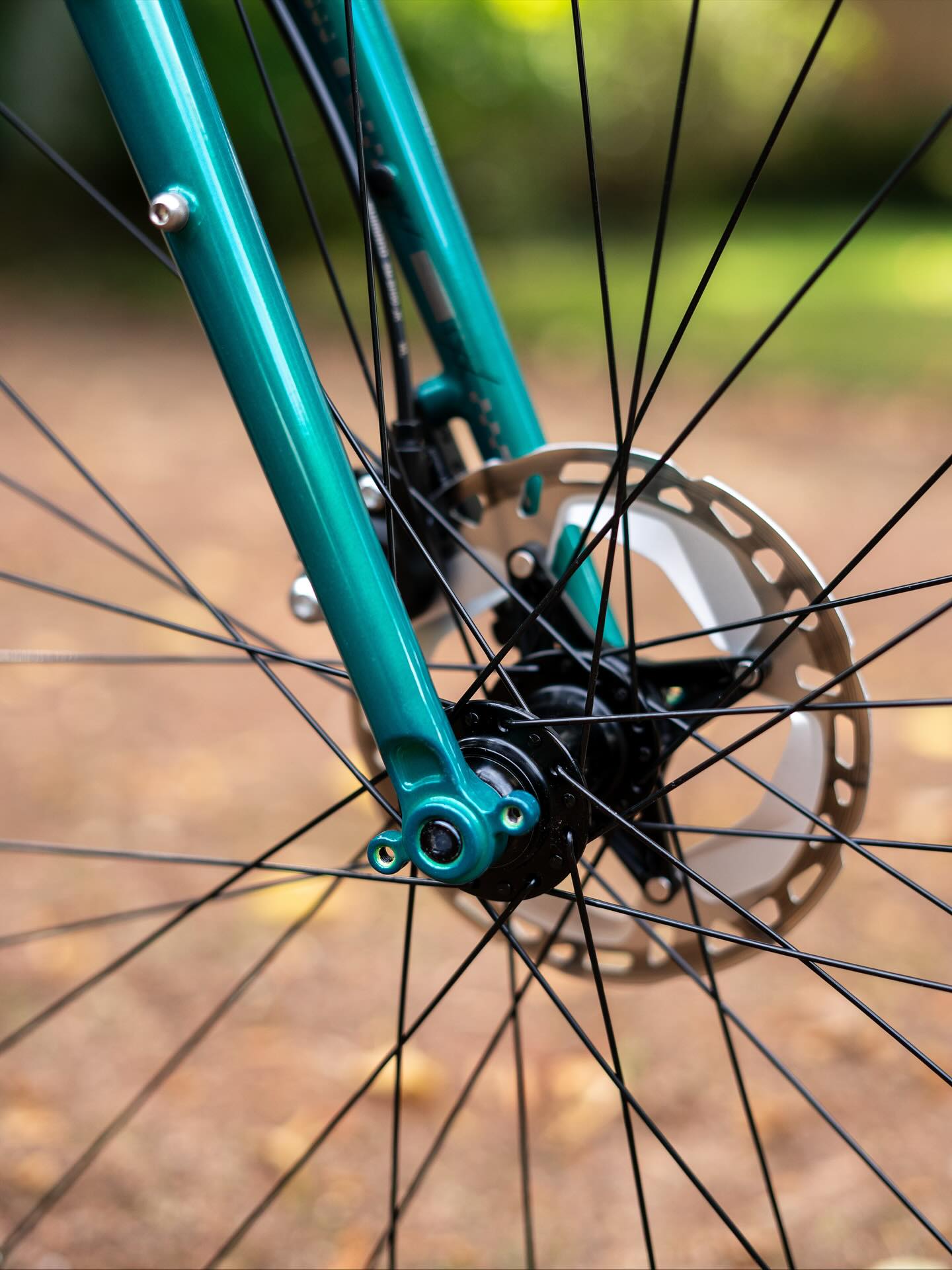 ✨ Zum Schluss: Stahl statt Schnickschnack. ✨
Bevor wir die Serie beenden, gibt’s noch einmal Liebe zum Detail – und zwar für das, was das @genesisbikesuk Croix de Fer so besonders macht: Stahl in seiner schönsten Form. 🔍🛠️
Die Detailshots zeigen, worum es bei diesem Bike wirklich geht:
- handwerkliche Rahmenkunst 🧷
- robuste Schönheit statt Hochglanz
- Schweißnähte, die Geschichten erzählen
- Rohre aus Stahl, die länger halten als so mancher Trend 🚲🔥
Kein Carbon, kein Hype – nur ehrliches Material und pure Abenteuer-DNA. Genau deshalb lieben wir es.
#genesisbikes #croixdefer #steelbike #bikeporn #framedetails #gravellove #handcrafted #stahlistreal #adventurebybike #gravelcommunity #cyclinglife #madeforadventures #bikepointdresden