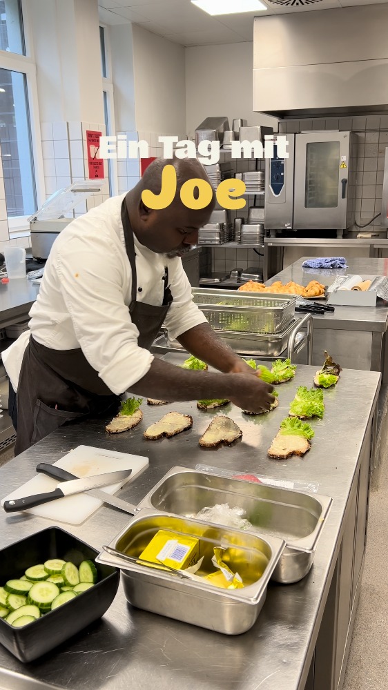 Unser Koch Joe ist das Herzstück unserer Küche und aus dem sylc. einfach nicht mehr wegzudenken.
Ob beim Vorbereiten der Lunchpausen für Meetings, beim Kochen des täglichen Lunches oder beim Organisieren und Aufräumen: Joe hat alles im Griff. ??
Mit seiner anpackenden Art, seinem ansteckenden Lächeln und seiner herzlichen Persönlichkeit sorgt er nicht nur für leckeres Essen, sondern auch für gute Laune im Team. ?
#sylc #simplifyyourlife #teamspirit
