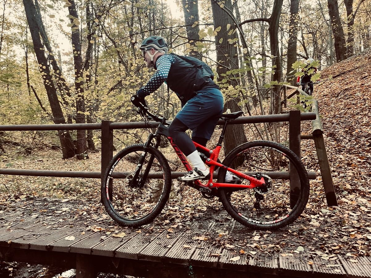 ✨ Recap – Bike Point Geburtstagstour 2025 ✨
Was für ein Tag! 🚵♂️🔥 Danke an alle, die unsere 32 Jahre Bikekultur mit uns auf den Trails gefeiert haben!
Zwischen goldenem Herbstlicht, matschigen Reifen und breiten Grinsen 😁 entstanden echte Lieblingsmomente:
📸 Fotos von euch in Action auf den Trails
🍲 Suppe schlürfend in gemütlicher Runde
🥂 Anstoßen auf viele weitere gemeinsame Jahre
Die Route über Plauener Hänge – Windberg – Gebergrund war genau das, was wir lieben: schmal, flowig, familiär. ❤️
Kein Stress, nur gute Laune, Trails und starke Gemeinschaft.
Danke, dass ihr dabei wart – ohne euch wären 32 Jahre Bike Point nicht das, was sie sind! 🚴♀️💚
#bikepointdresden #32JahreBikePoint #MTBRecap #TrailMoments #RideTogether #DresdenMTB #BirthdayRide #PlauenerHänge #WindbergTrail #Gebergrund #SuppeUndBier #BikeCommunity #SingletrailLove #HerbstRide #GoodVibesOnly #Bikelife #SupportLocal #TrailCrew #ShredAndSmile #Radliebe #mtbDresden #RecapMoments #BikenVerbindet 🚵♀️🍂🍲📸