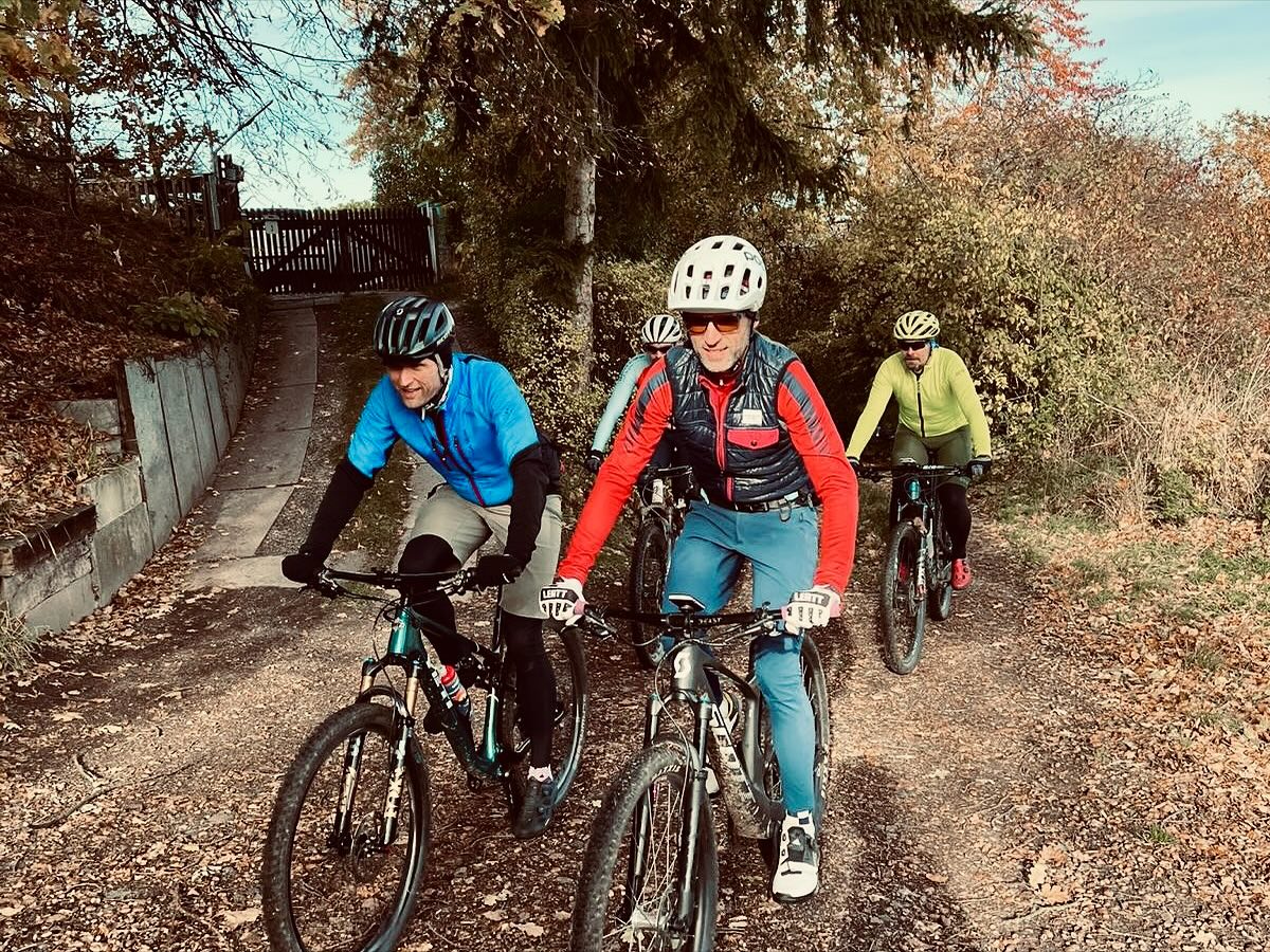 ✨ Recap – Bike Point Geburtstagstour 2025 ✨
Was für ein Tag! 🚵♂️🔥 Danke an alle, die unsere 32 Jahre Bikekultur mit uns auf den Trails gefeiert haben!
Zwischen goldenem Herbstlicht, matschigen Reifen und breiten Grinsen 😁 entstanden echte Lieblingsmomente:
📸 Fotos von euch in Action auf den Trails
🍲 Suppe schlürfend in gemütlicher Runde
🥂 Anstoßen auf viele weitere gemeinsame Jahre
Die Route über Plauener Hänge – Windberg – Gebergrund war genau das, was wir lieben: schmal, flowig, familiär. ❤️
Kein Stress, nur gute Laune, Trails und starke Gemeinschaft.
Danke, dass ihr dabei wart – ohne euch wären 32 Jahre Bike Point nicht das, was sie sind! 🚴♀️💚
#bikepointdresden #32JahreBikePoint #MTBRecap #TrailMoments #RideTogether #DresdenMTB #BirthdayRide #PlauenerHänge #WindbergTrail #Gebergrund #SuppeUndBier #BikeCommunity #SingletrailLove #HerbstRide #GoodVibesOnly #Bikelife #SupportLocal #TrailCrew #ShredAndSmile #Radliebe #mtbDresden #RecapMoments #BikenVerbindet 🚵♀️🍂🍲📸
