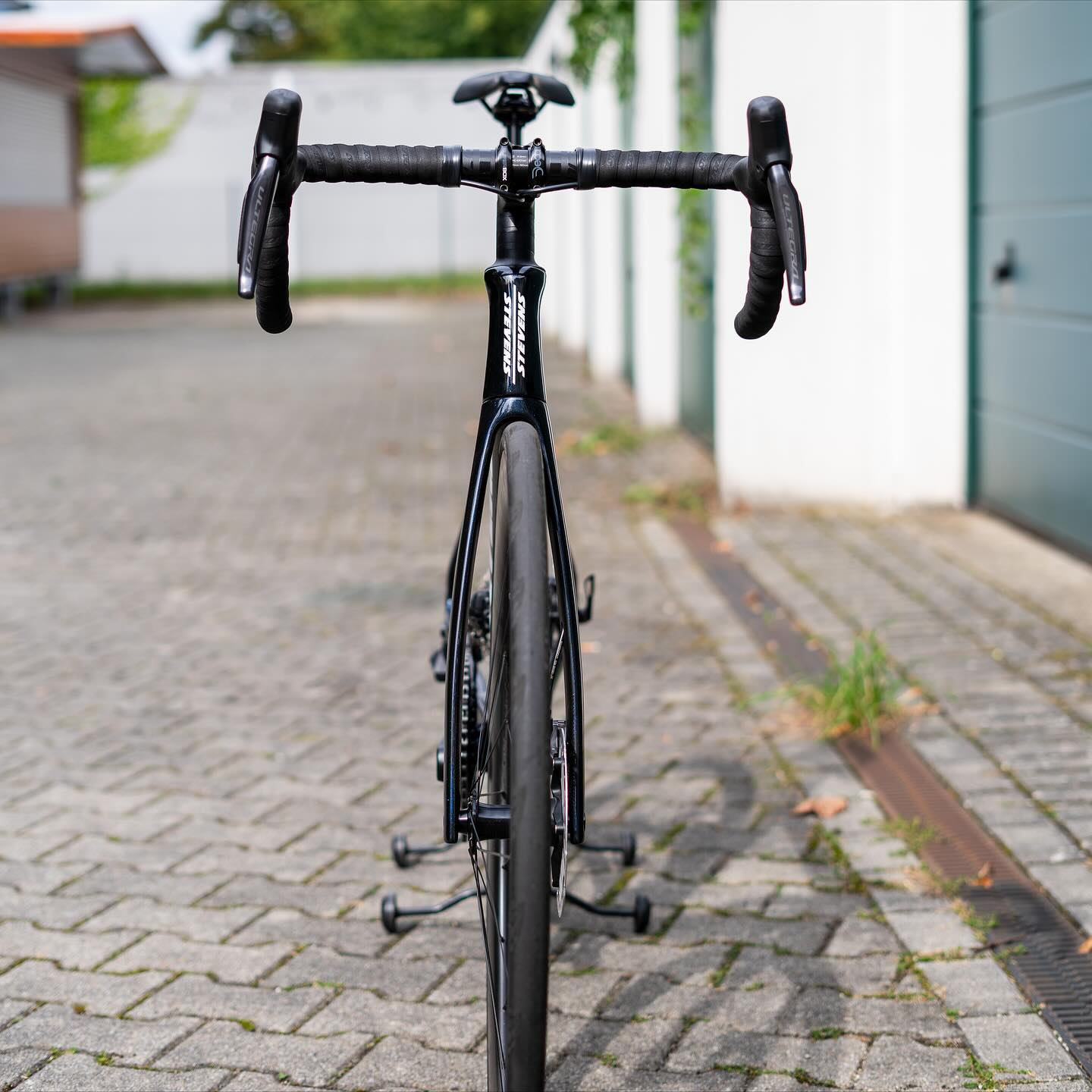 🚴♂️ Roadbike Saison is over?!? 😏
Von wegen! Wer sagt denn, dass man die letzten Sonnenstrahlen nicht auch mit ordentlich Style und Speed genießen kann? ☀️💨
Unser @stevensbikeshamburg Arcalis Custom zeigt, wie’s geht: pure Aerodynamik, feinste High-End Parts und jede Menge Motivation, selbst an kürzeren Tagen noch Kilometer zu sammeln. 💪✨
Perfekt für alle, die sich auch im Herbst nicht bremsen lassen. 🍂🚴♀️
#stevensbikes #roadbike #cyclinglife #ridewithstyle #bikeporn #aero #cyclingpassion #custombike #roadcycling #lovetoride #bikelife #sunsetride #ridelocal #stevensarcalis #bikepointdresden #bikepointdresden #fromhamburgwithspeed #cyclingseasonneverends #bicyclelove #cyclistsofinstagram #autumnrides 🚴♂️🌇🔥