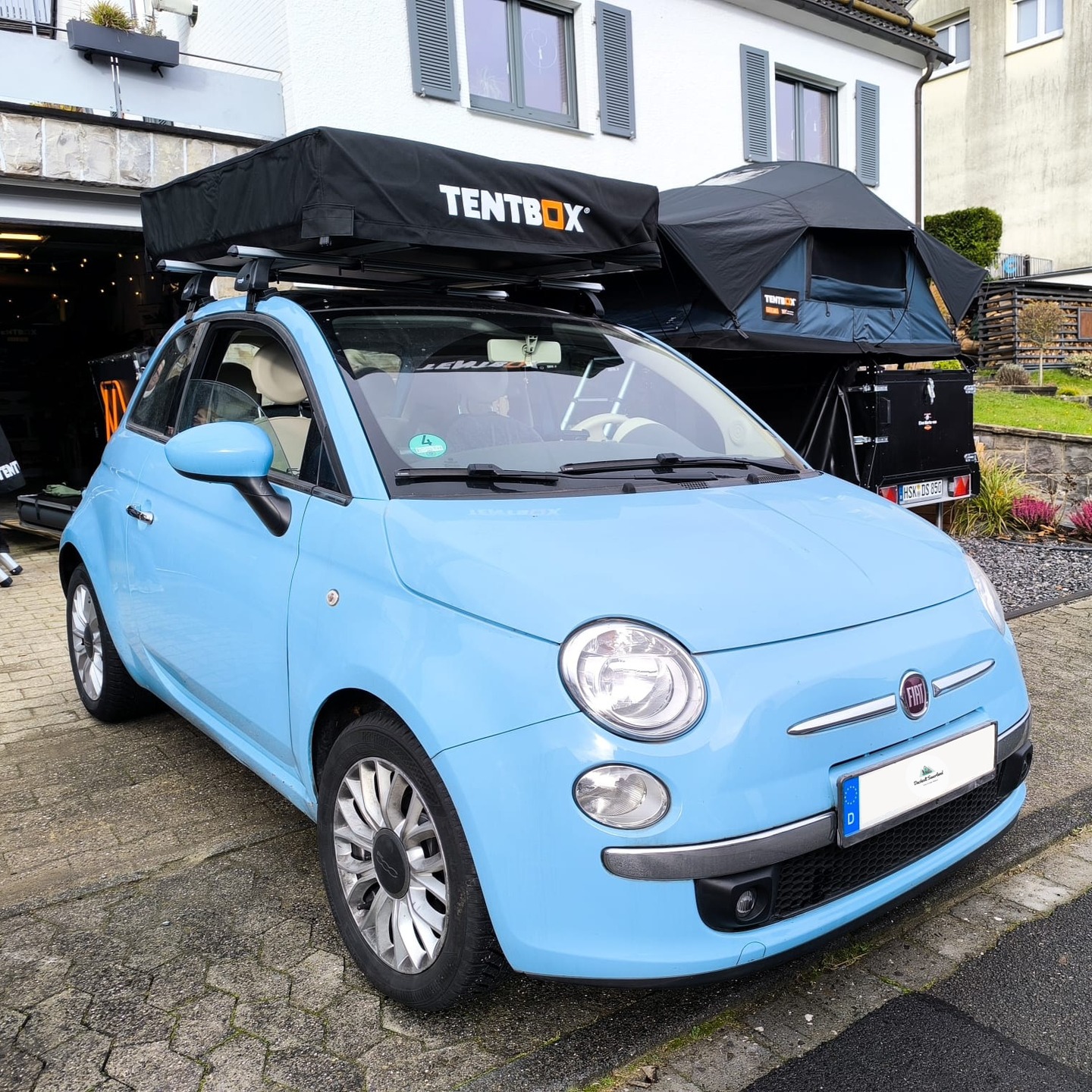 Hier noch ein paar Fotos von einem ganz besonderen Auto! ?✨
Zu klein für ein Dachzelt? Auf keinen Fall!
Der Fiat 500 trägt das TentBox Lite 2.0 ohne Probleme – alles passt perfekt.
Kompakt, leicht und voll ausgestattet für eure nächsten Abenteuer. ??
Kleinwagen? Große Freiheit!
Ihr habt auch spezielle anforderungen und seit euch nicht sicher? Dann schreibt uns oder kommt vorbei wir kriegen das schon hin ?