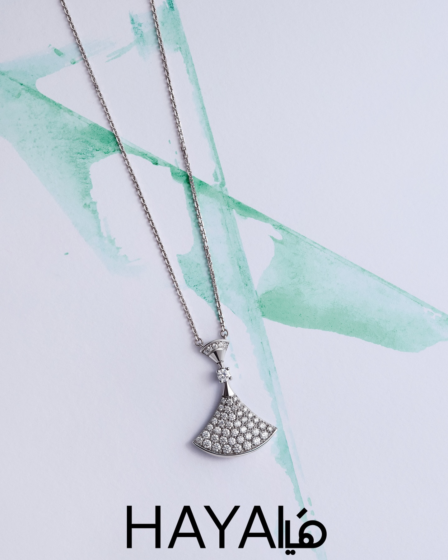 إذا كنت تبحثين عن العقد المثالي، فقد اخترنا لكِ عقد Divas’ Dream من الذهب الأبيض، مرصّع بحجر ألماس وألماس مرصوف من Bvlgari! زوري موقعنا لاكتشاف جلستنا التصويرية بعنوان The ART of ADORNMENT.@Bvlgariرئيسة التحرير: @sima.maalouf
إدارة فنية وستايلست: @sana_jamaliii
تصوير: @tinapatni