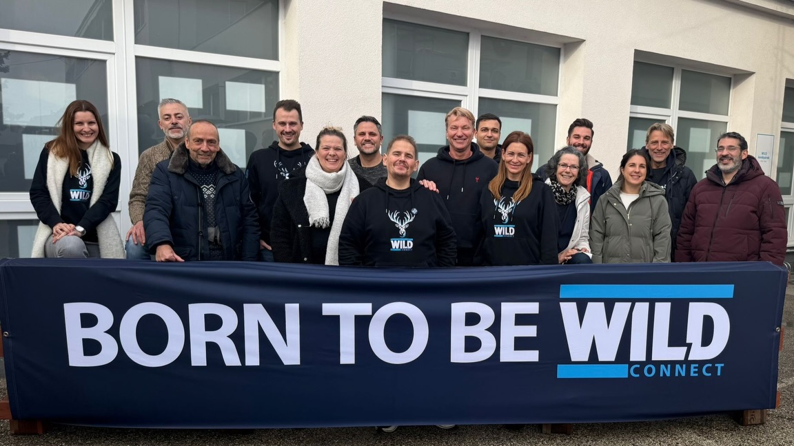 Unsere Füße sind soooo müde vom vielen Tanzen! In unserem Werk in Ungarn haben wir eine unglaublich schöne Weihnachtsfeier erlebt. Danke an alle, die diesen besonderen Abend möglich gemacht haben! 💙💙
Our feet are so tired from all the dancing! We had an incredibly wonderful Christmas celebration at our factory in Hungary. Thank you to everyone who made this special evening possible! 💙💙
Annyira elfáradtak a lábaink a sok tánctól! Hihetetlenül csodálatos karácsonyi ünnepséget töltöttünk el a magyarországi gyárunkban. Köszönjük mindenkinek, aki lehetővé tette ezt a különleges estét! 💙💙
#party #christmas #feet #hungary #team