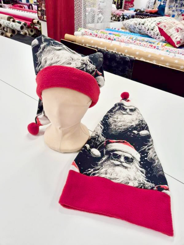 Päheet pukkilakit ovat valmiit joulun rientoihin ?
Ommeltiin kaksi päähän sopivaa kokoa 52cm ja 54cm.
Lakin reunassa pehmeää fleeceä.
Sikasiisti Cool pukki collegekangas
Leveys 155cm
95% puuvillaa, 5% elastaania
Paino 250g/m
#joulupukki
#joululakki
#meilläommeltu
#coolsanta
#karjalankangas