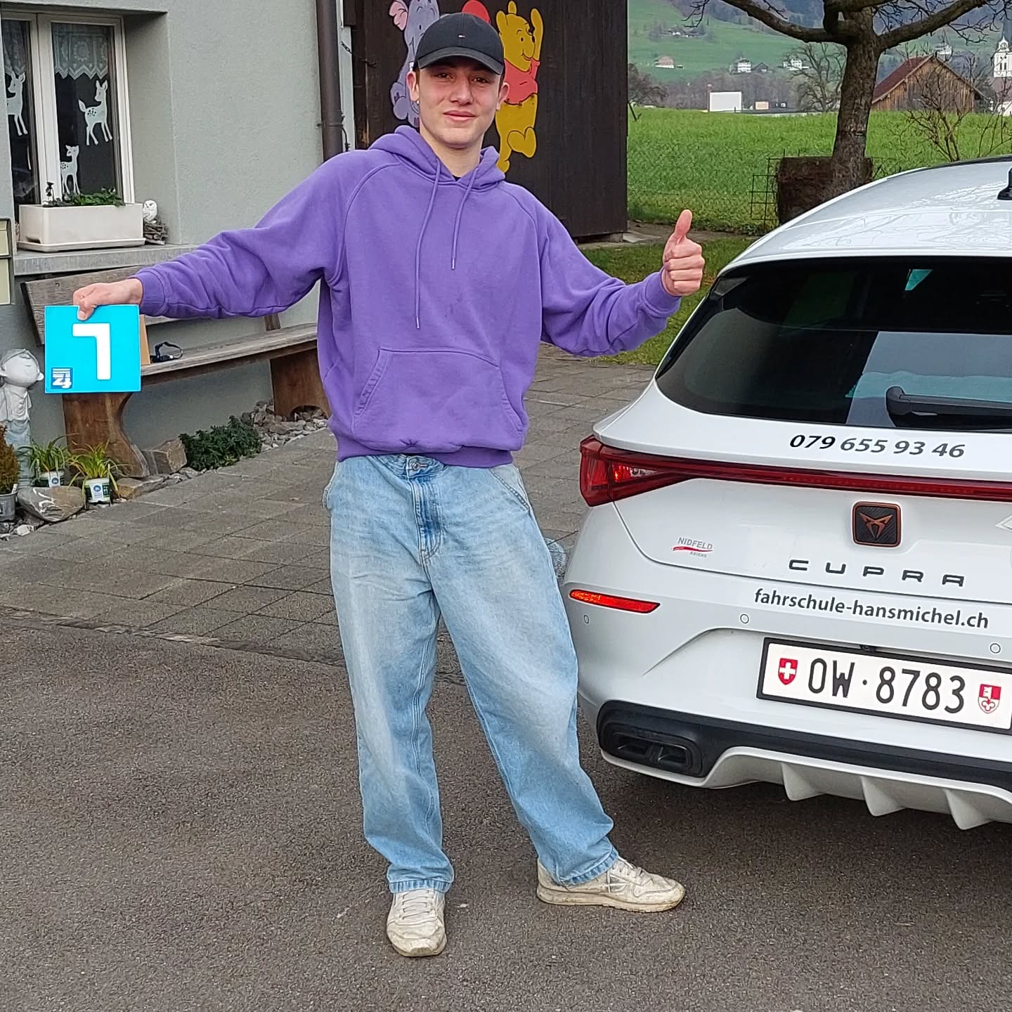 Lieber Tim
Herzliche Gratulation zur bestandenen Führerprüfung.
Wir wünschen dir viel Spass und allzeit gute Fahrt.