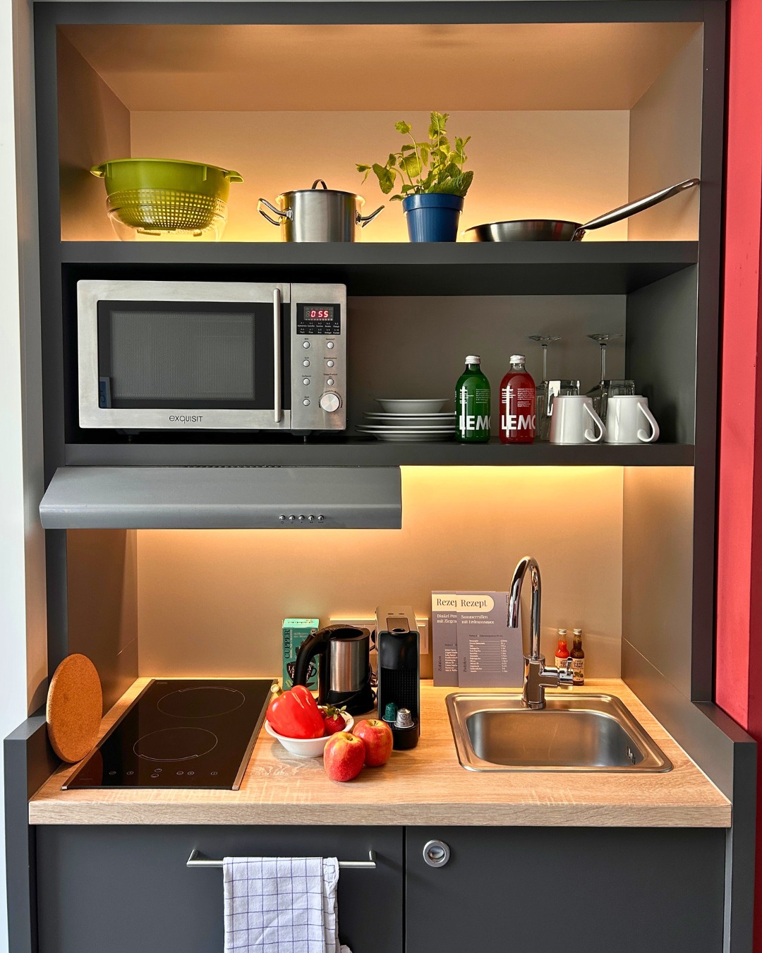 Lust auf Reisen selbst zu kochen? Kein Problem, wenn du in Harburg absteigst. Dort haben unsere großzügigen Kitchenettes alles, was du brauchst und den Rest besorgst du dir einfach selbst im Supermarkt.??
Auch in St. Georg verfügt der Großteil unserer Apartments eine Kitchenette, sodass du auch dort dir easy frische Mahlzeiten zubereiten kannst.
#harburg #hotel #kochen