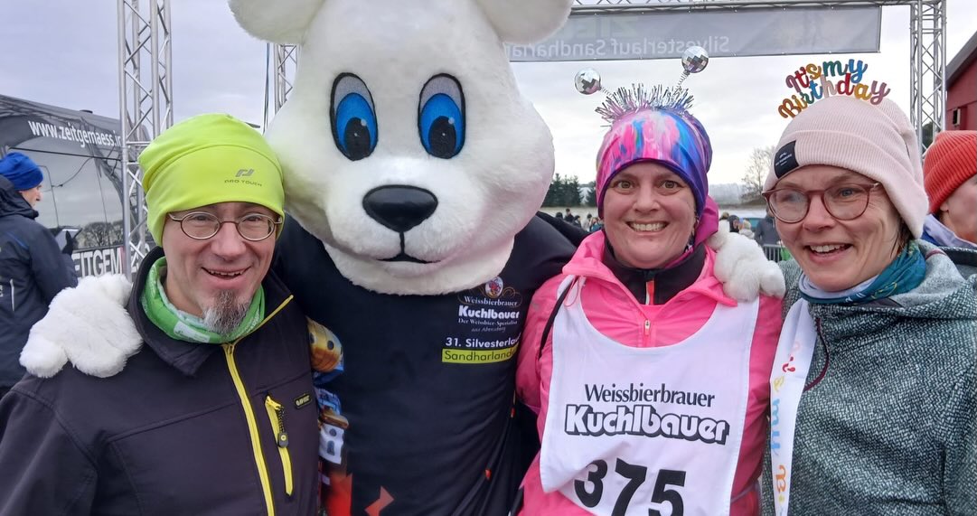 Schöner Jahresabschluss 2025
#hometrail-Büscherllauf
#Silvesterlauf Mariaposching
#Silvesterlauf Sandharlanden
#Katys 1. 100MeilenLauf
Bayronman wünscht euch allen ein gutes neues Jahr 2026🍀
