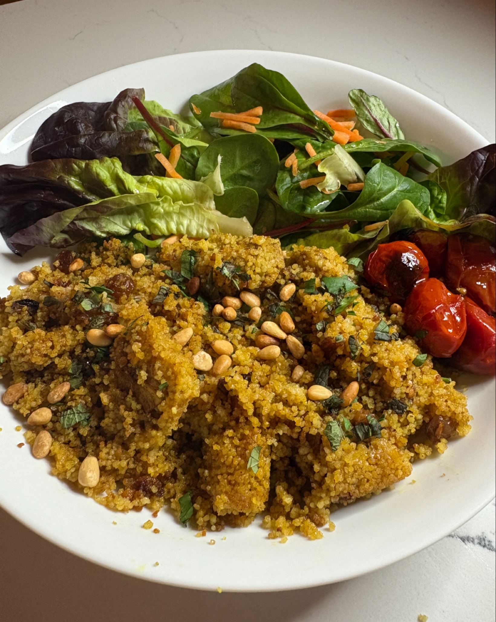 This chicken couscous biryani type thing has been on my grid many times but still remains a firm favourite. Sooo easy to make too and just really tasty! Chicken marinated with curry powder, cinnamon, chilli flakes, garlic and olive oil - then mixed with soaked couscous and sultanas. It’s then topped with dabs of butter and baked. Might sound really odd, but honestly it’s yummy! Recipe on my website.
#biryani #easymeals #bristolfood