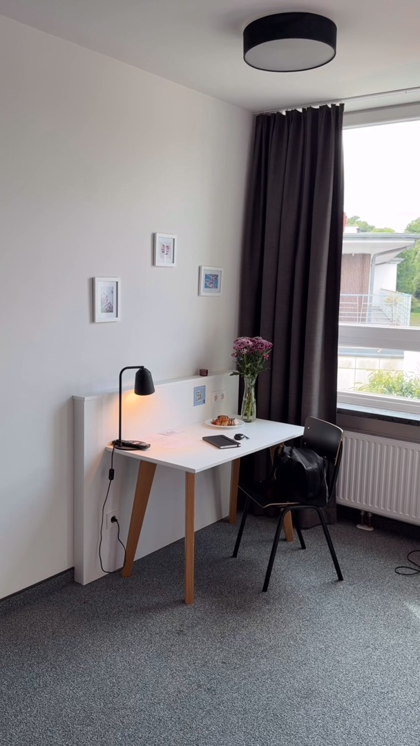 Stay smart. Stay HUB.
Arbeiten, schlafen, leben. Im HUB Harburg läuft alles easy.
Unsere Apartments sind dein Rückzugsort mitten in Hamburgs Süden – modern, funktional und mit allem, was du brauchst:
? Eigene Küche
? Arbeitsplatz im Zimmer
? Highspeed-WLAN
☕ Chillout auf der Dachterrasse
Ob Business oder Citytrip – bei uns checkst du digital ein und gleich mal entspannt aus.
#HUBHarburg #GoodLookingSimplicity #HamburgApartments