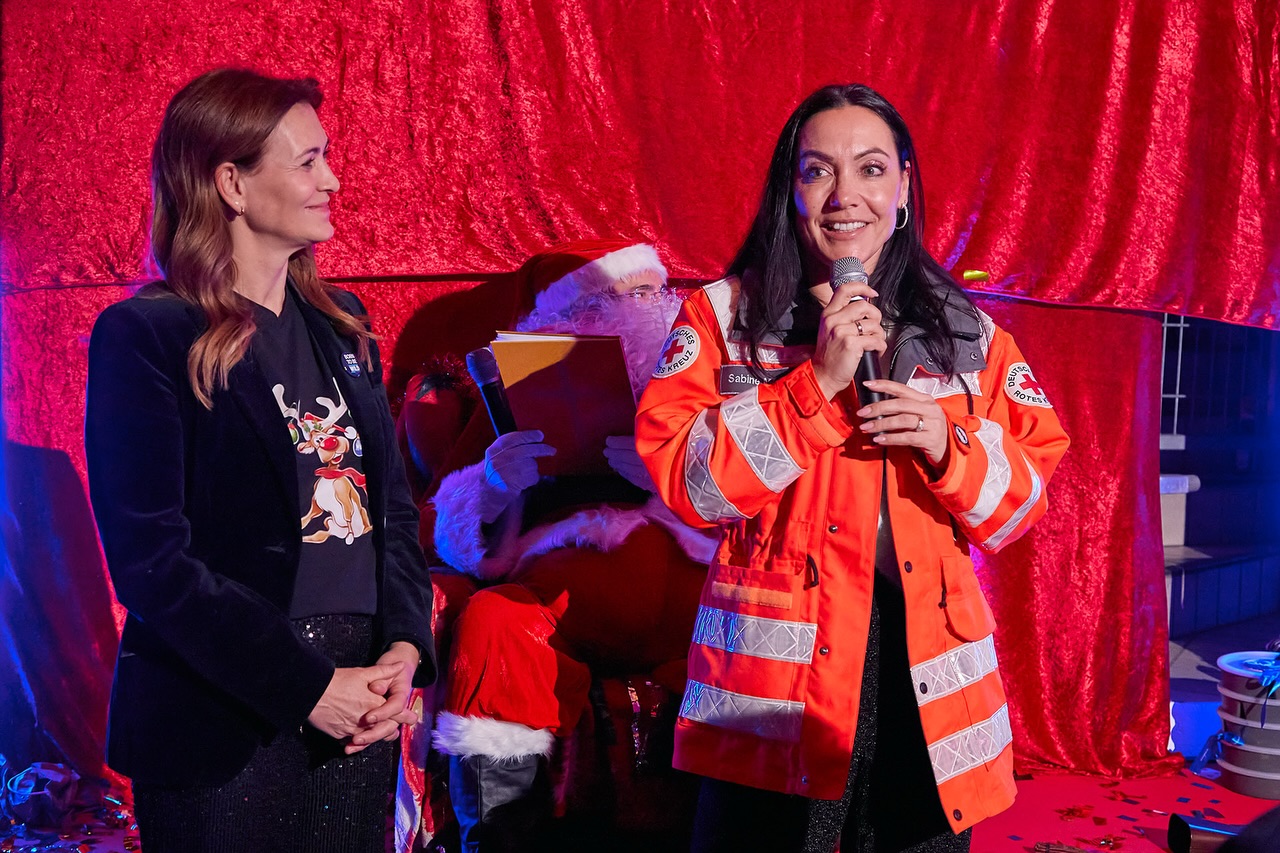 💙 Tue Gutes – und zeig es der Welt! 💙Unsere Getränkekasse wurde zur Winterhilfe: Über 1.000 Euro kamen zusammen, die unsere Geschäftsführung auf 2.100 Euro verdoppelt hat. Die Spende ging an das Deutsche Rote Kreuz Freiburg e.V. und unterstützt den Kältebus. „Der Kältebus ist für viele Menschen, die auf der Straße leben, ein sicherer Ort, an dem sie Wärme, Gespräche, ein offenes Ohr und das Gefühl von Menschlichkeit finden“, erklärte Sabine Meybrunn. „Solche Spenden helfen uns direkt und ohne Umwege.“
Gemeinsam Verantwortung übernehmen – das macht den Unterschied.
💙 Do good – and show it to the world! 💙
Our drinks fund turned into support for a good cause: more than €1.000,- were collected, which our management doubled to €2.100. The donation went to the German Red Cross Freiburg e.V. and supports the cold-weather bus, which provides homeless people with warmth, food, and a listening ear. Taking responsibility together – that’s what makes the difference.
💙 Tegyél jót – és mutasd meg a világnak! 💙 Az italpénztárunk jó ügyet szolgált: több mint 1 000 euró gyűlt össze, amelyet a vezetőségünk 2 100 euróra megduplázott. Az adományt a Német Vöröskereszt freiburgi szervezete (Deutsches Rotes Kreuz Freiburg e.V.) kapta, és a hideg időszakban közlekedő segélybuszt támogatja, amely meleget, ételt és odafigyelést nyújt a hajléktalan embereknek.Közösen vállalni a felelősséget – ez az, ami igazán számít.
#Winter #DRKFreiburg #Kältebus #Gemeinsam #help homeless