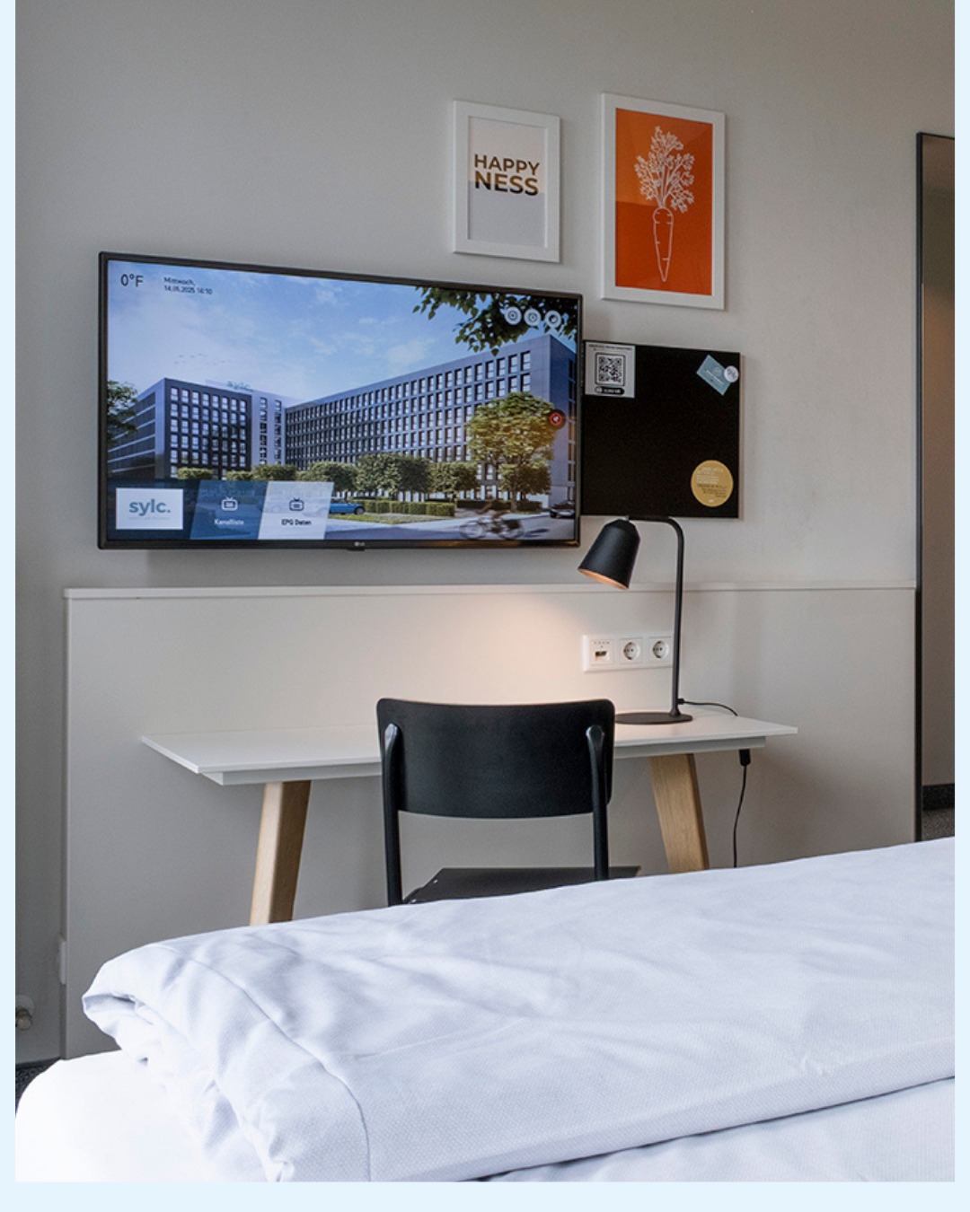 Homeoffice im Hotel klingt nach Ausrede? Bei uns ist es Realität. Ein großer Tisch, schnelles WLAN und Kaffee auf Knopfdruck machen das sylc. Apartmenthotel zum besten Working-Space, den du dir vorstellen kannst. ?
Ganz gleich, ob bei dir im Apartment oder in unseren Social Areas!
HOTEL
HAMBURG
HOMEOFFICE
WORK