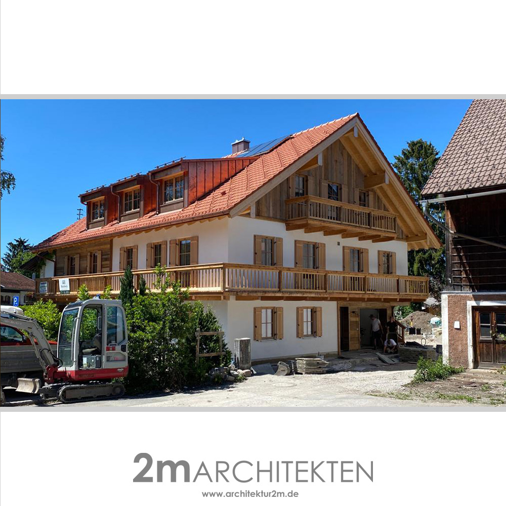 Fortsetzung
Nach einem strengen und an die historischen Nachbargebäude angelehnten Bebauungsplan entstand ein Zweifamilienhaus, mit einer Erdgeschoss Wohnung und der Hauptwohnung im OG und DG.
Das Spiel aus Putz und Holz in der Fassade, gepaart mit schönen Sprossenfenster mit Fensterläden und Holzzierelementen lässt den Neubau harmonisch in die historische Umgebung von stolzen typischen bayrischen Häusern einfügen.
In Innern dagegen überrascht das Gebäude mit modernen Stilelementen.... die Bilder gibt´s morgen.??
#2marchitekten #architektur #architektboeblingen #architekturboeblingen #architektböblingen #architekturböblingen #wohnbau #architekturfotografie #architecture #architecturelovers #realestate #architecturephotography #architecturedaily #archilovers #baustelle #holzgerlingen #altdorfbeiböblingen #sindelfingen #boeblingen #schoenaich #stuttgart #realestatestuttgart #realestateinvesting #projektentwicklung #2mpgmbh #einfamilienhaus #mehrfamilienhaus #architektenhaus #archicad #archicaddesign