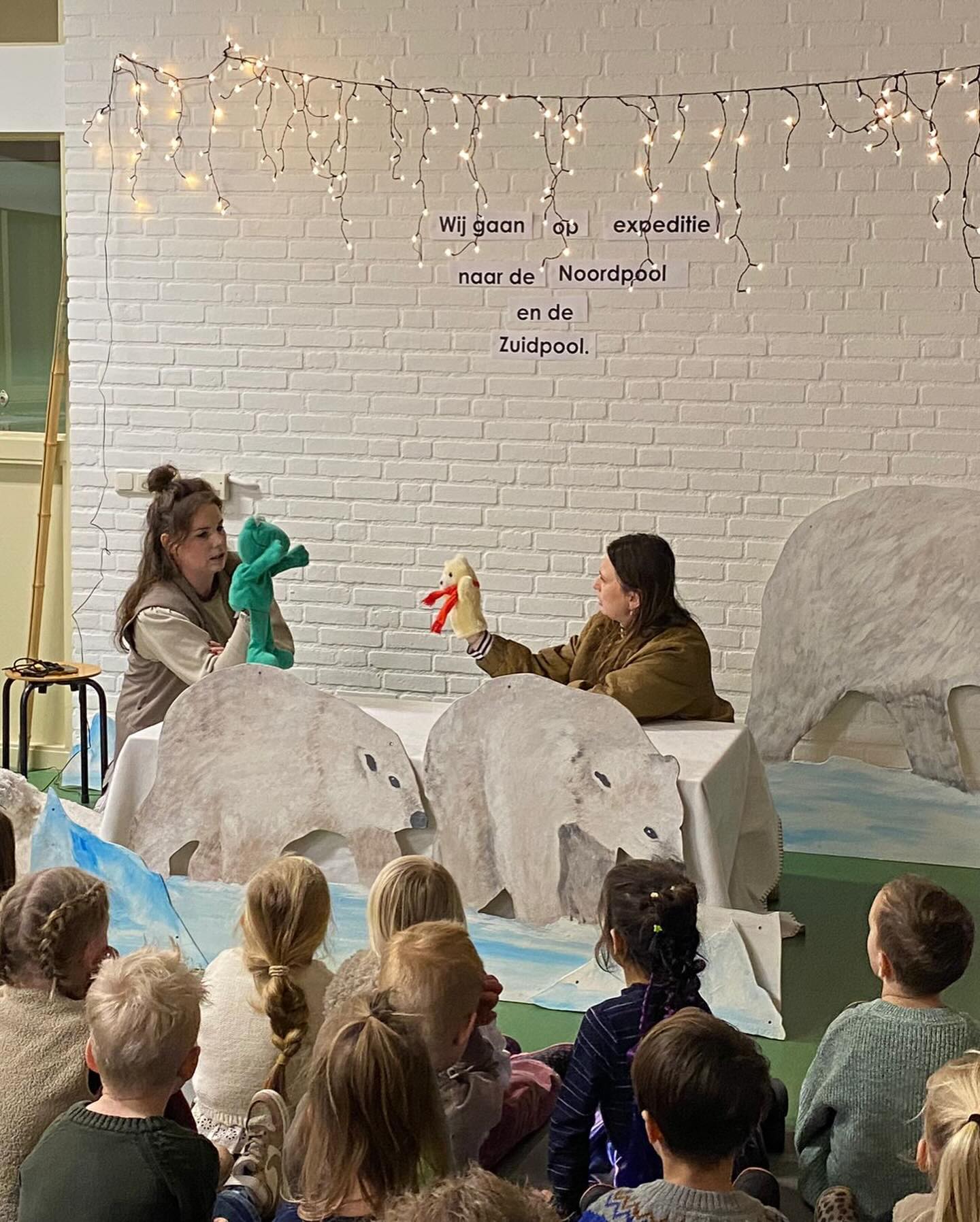 Brrrrrr het zijn koude dagen in de winter. ❄️
De groepen 1, 2 en 3 zijn al enkele weken aan het werk rondom het thema ‘wij gaan op expeditie naar de Noordpool en de Zuidpool’. 🐧
Tijdens onze startactiviteiten lag er buiten sneeuw en vorige week was zelfs bij ons het Noorderlicht te zien! Hoe bijzonder! Betekenisvoller dan dit kunnen we ons onderwijs niet inrichten, toch?!
Zie hier wat foto’s van dit prachtige thema tot zover. De energie en betrokkenheid straalt eraf!🤩