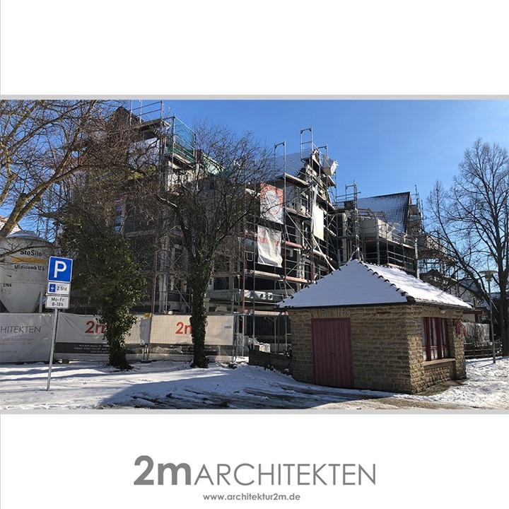 wie versprochen hier Teil 1 unseres Rückblicks:
⭐Bauvorhaben KANZLEIHOF in Altdorf.⭐
Hier nochmal Bilder vom Februar. Wirklich tolle Arbeit von WOFA bei teils sehr ungemütlichen Bedingungen.?️❄️☃️
Die Fassaden-Arbeiten sind mittlerweile so gut wie abgeschlossen.
In diesen Tagen wird der Anstrich vollendet. WIr können es kaum erwarten, bis das Gerüst abgebaut wird! Das ist immer ein ganz besonderer Moment! ?
#2marchitekten #architektur #wohnbau #architekturfotografie #archicaddesign #architecture #architecturelovers #realestate #architecturephotography #architecturedaily #architectureporn #archilovers #baustelle #constructionsite #holzgerlingen #altdorfbeiböblingen #sindelfingen #boeblingen #schoenaich #stuttgart #realestatestuttgart #realestateinvesting #projektentwicklung #2mpgmbh #einfamilienhaus #mehrfamilienhaus #architektenhaus