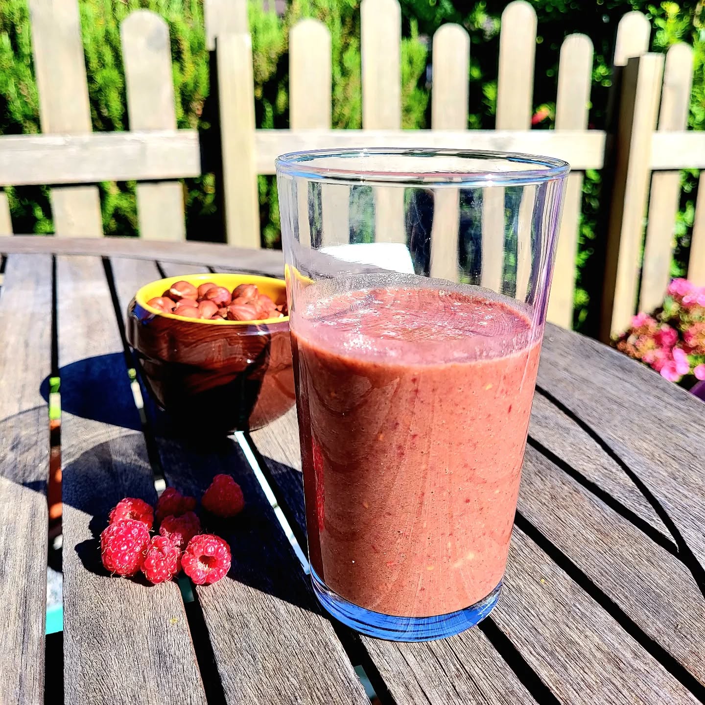 Un smoothie après le sport : on y met quoi ? Toujours pareil, toujours différent...
Ici :
- banane
- framboises
- jus de carottes
- protéines végétales super green @iswari_france
- noisettes
On hydrate, réintègre les glucides, un peu de protéines, des nutriments, antioxydants...
??
#smoothie #smoothierecipes #smoothielover #sport #naturopathe #naturopathie #sain #sante #simple #delicieux