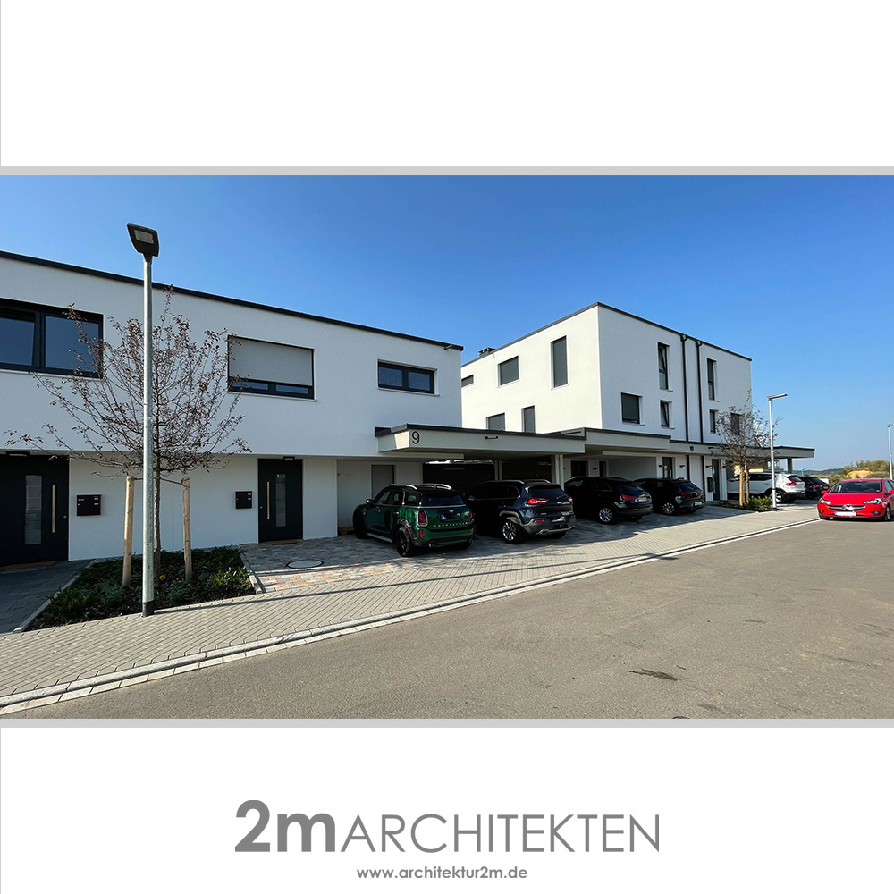 Fortsetzung...
Hier der Blick aus der anderen Richtung. links das kleine Haus mit dem Raumprogramm eines Einfamiliehauses je Seite. Rechts das größere Doppelhaus über 3 Etagen mit jeweils 2 Wohneinheiten pro Seite.
#2marchitekten #architektur #architektboeblingen #architekturboeblingen #architektböblingen #architekturböblingen #wohnbau #architekturfotografie #architecture #architecturelovers #realestate #architecturephotography #architecturedaily #archilovers #baustelle #holzgerlingen #altdorfbeiböblingen #sindelfingen #boeblingen #schoenaich #stuttgart #realestatestuttgart #realestateinvesting #projektentwicklung #2mpgmbh #einfamilienhaus #mehrfamilienhaus #architektenhaus #archicad #archicaddesign