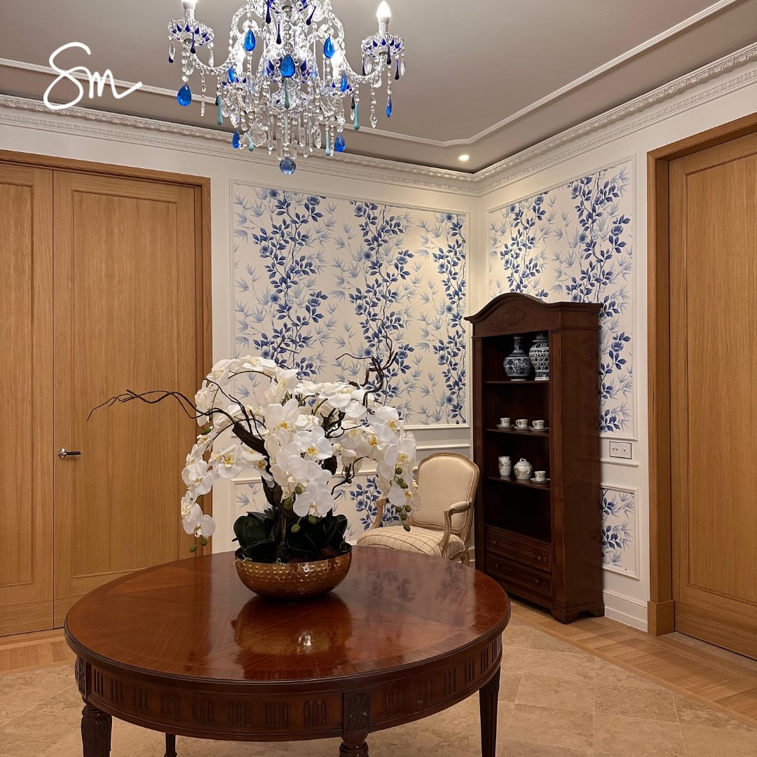 Colaborar con profesionales del mundo de la decoración es un regalo para mí, un reto permanente para seguir creciendo y desarrollando ideas nuevas. Cada vez son más los decoradores, arquitectos e interioristas que colaboran con Los Detalles.
Hoy os traigo uno de los centros que he hecho a medida para @moliorinteriorismo para decorar el recibidor de una preciosa casa en el madrileño barrio de Salamanca. Sobre un bowl dorado hemos montado un campo de orquídeas y raíces a distintas alturas. Todo va anclado formando una sola pieza de manera que no pueda descolarse.
Gracias Clara y Mayra por haber confiado en Los Detalles!! Ojalá sea el primero de muchos proyectos de vuestra mano!
#losdetallesdesonia #Proyectosamedida #florartificial #artificialflower #orquideaartificial