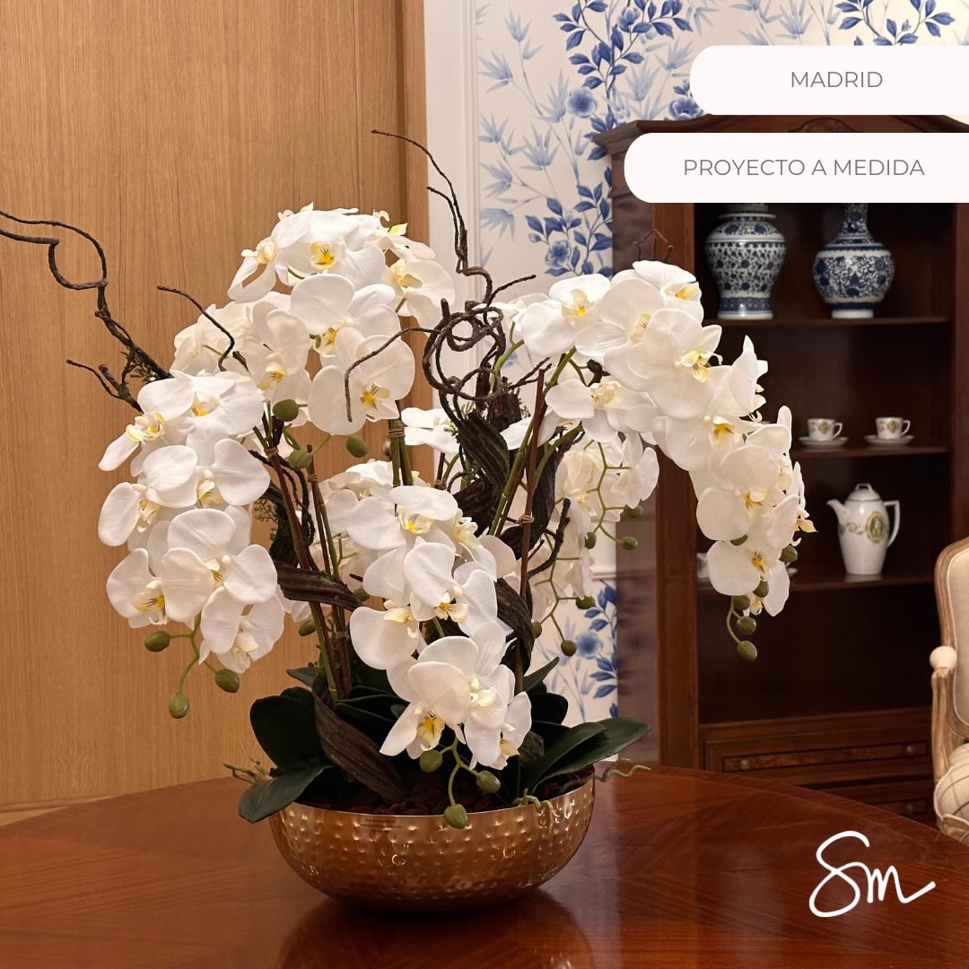 Colaborar con profesionales del mundo de la decoración es un regalo para mí, un reto permanente para seguir creciendo y desarrollando ideas nuevas. Cada vez son más los decoradores, arquitectos e interioristas que colaboran con Los Detalles.
Hoy os traigo uno de los centros que he hecho a medida para @moliorinteriorismo para decorar el recibidor de una preciosa casa en el madrileño barrio de Salamanca. Sobre un bowl dorado hemos montado un campo de orquídeas y raíces a distintas alturas. Todo va anclado formando una sola pieza de manera que no pueda descolarse.
Gracias Clara y Mayra por haber confiado en Los Detalles!! Ojalá sea el primero de muchos proyectos de vuestra mano!
#losdetallesdesonia #Proyectosamedida #florartificial #artificialflower #orquideaartificial