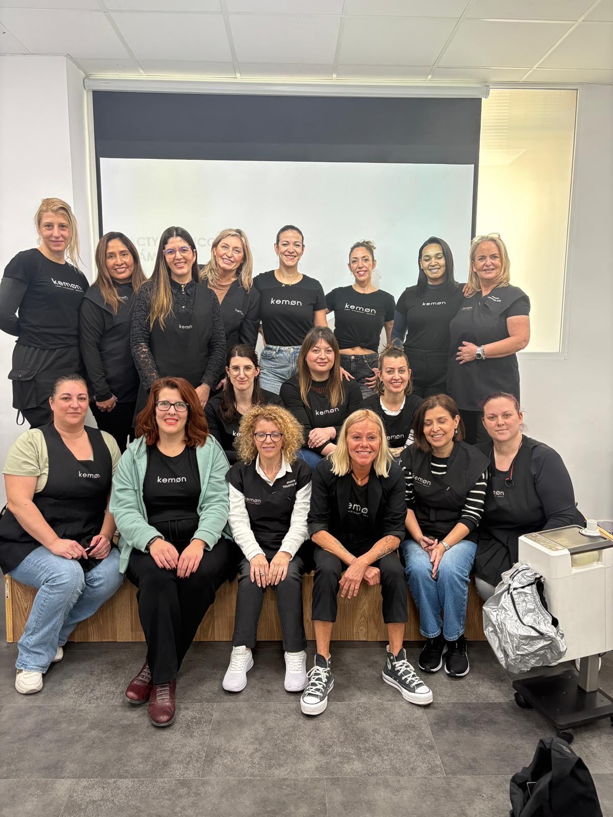 Dos días de formación intensa en Valencia con la tricocámara de Actyva ?♀️?
Aprendiendo a realizar un diagnóstico capilar más preciso para ofrecer tratamientos totalmente personalizados.
Gracias a todas las compañeras y formadores por compartir tanto conocimiento y buena energía ?
¡Seguimos creciendo!
#Formación #Actyva #DiagnósticoCapilar #Tricocámara #Valencia ProfesionalesDelCabello