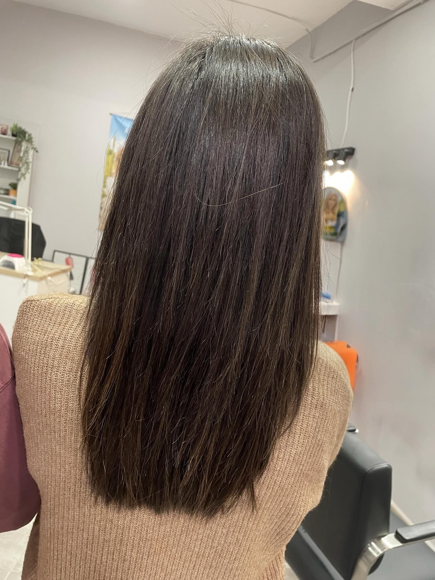 ✨ Cabello suave, controlado y lleno de vida ✨
Hoy transformamos este cabello con el Tratamiento Disciplina de KEMØN ?♀️?
✔️ Reduce el frizz
✔️ Aporta suavidad y brillo
✔️ Deja el cabello más manejable y disciplinado
✔️ Ideal para cabellos rebeldes o encrespados
¿Quieres un cabello más liso, sedoso y con movimiento natural? ¡Agenda tu cita y deja que tu melena hable por ti! ?
#KEMON #TratamientoCapilar #CabelloSano #HairDiscipline #HairCare SalonDeBelleza PeloLiso PeloBrillante HairTransformation BellezaCapilar