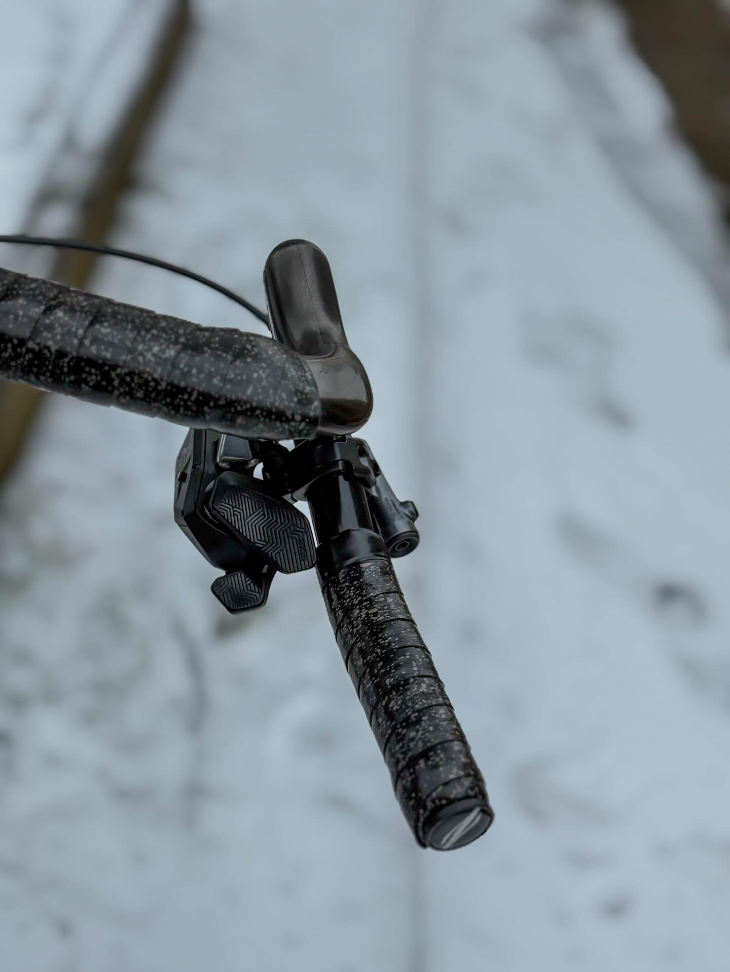 Bei diesem @scottsports Metrix steckt der Teufel ganz klar im Detail.
Vom @beast_components Hybrid Bar über die perfekt abgestimmten Beast Laufräder bis hin zum passenden Flaschenhalter 🖤
Nicht laut. Nicht zufällig.
Sondern ein Setup, das man erst auf den zweiten Blick so richtig feiert 🔥
Swipe & zoom – es lohnt sich 👉📸
#bikepointdresden #scottmetrix #beastcomponents #bikedetails #detailverliebt