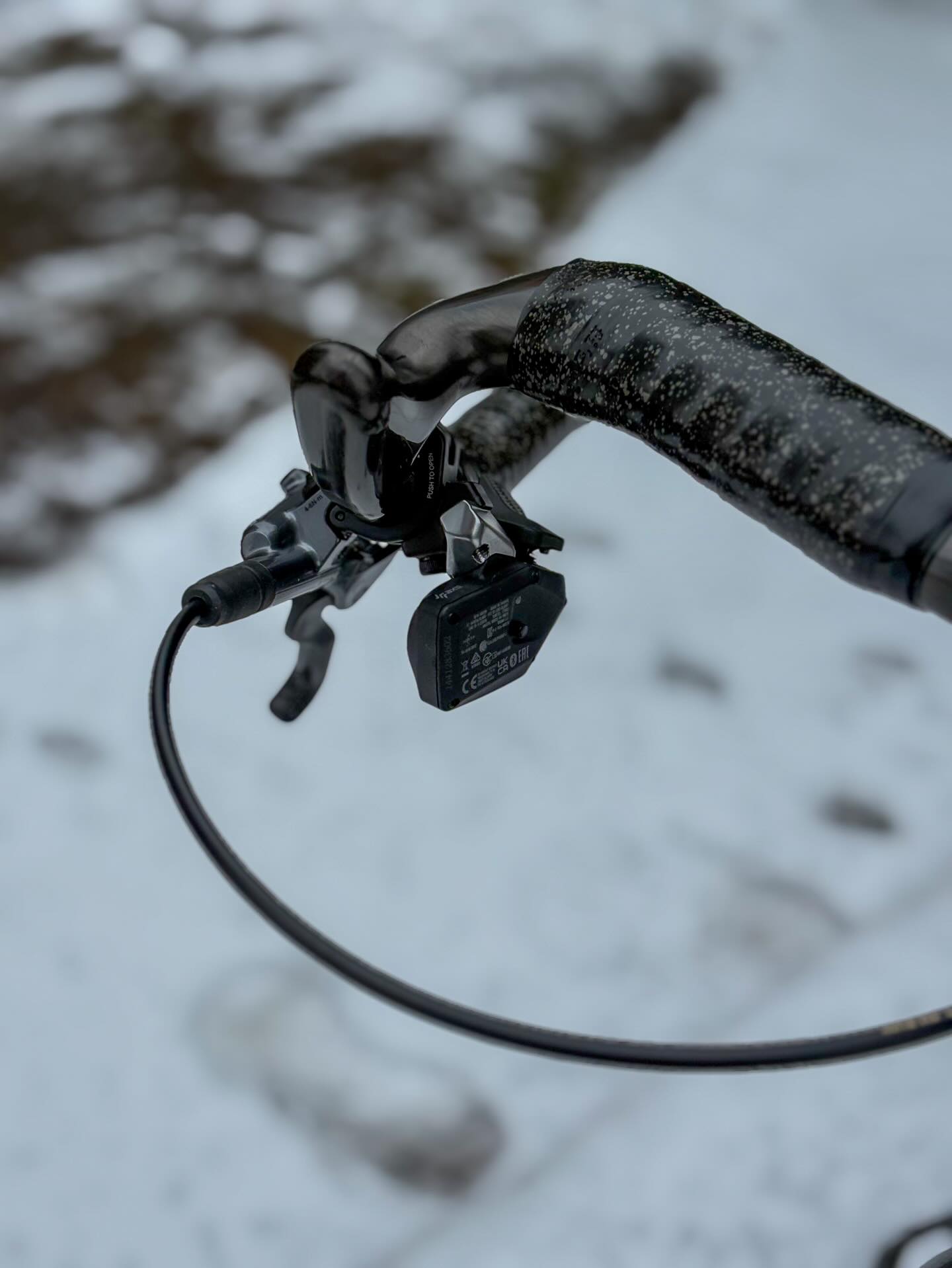 Bei diesem @scottsports Metrix steckt der Teufel ganz klar im Detail.
Vom @beast_components Hybrid Bar über die perfekt abgestimmten Beast Laufräder bis hin zum passenden Flaschenhalter 🖤
Nicht laut. Nicht zufällig.
Sondern ein Setup, das man erst auf den zweiten Blick so richtig feiert 🔥
Swipe & zoom – es lohnt sich 👉📸
#bikepointdresden #scottmetrix #beastcomponents #bikedetails #detailverliebt