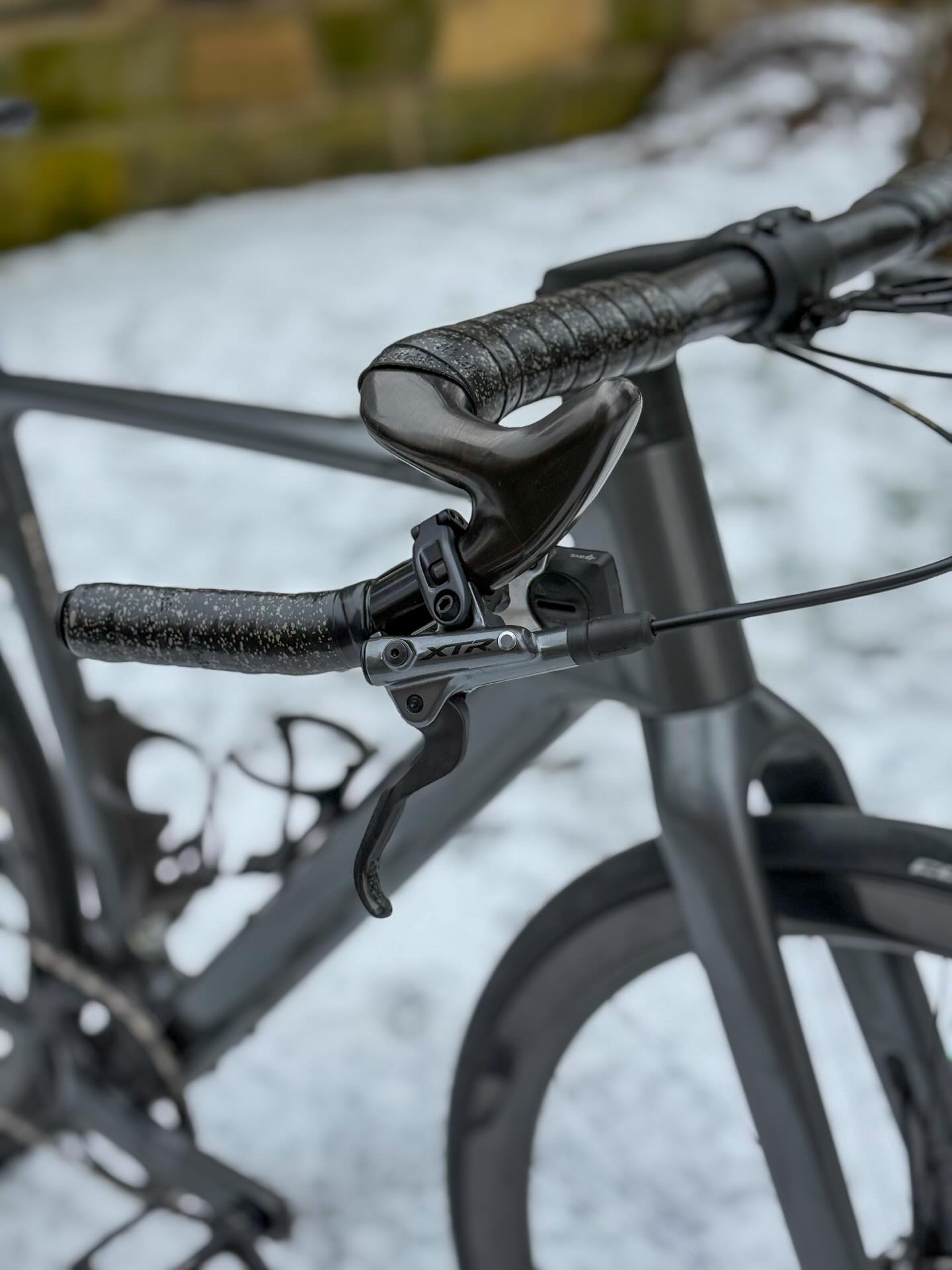 Bei diesem @scottsports Metrix steckt der Teufel ganz klar im Detail.
Vom @beast_components Hybrid Bar über die perfekt abgestimmten Beast Laufräder bis hin zum passenden Flaschenhalter 🖤
Nicht laut. Nicht zufällig.
Sondern ein Setup, das man erst auf den zweiten Blick so richtig feiert 🔥
Swipe & zoom – es lohnt sich 👉📸
#bikepointdresden #scottmetrix #beastcomponents #bikedetails #detailverliebt