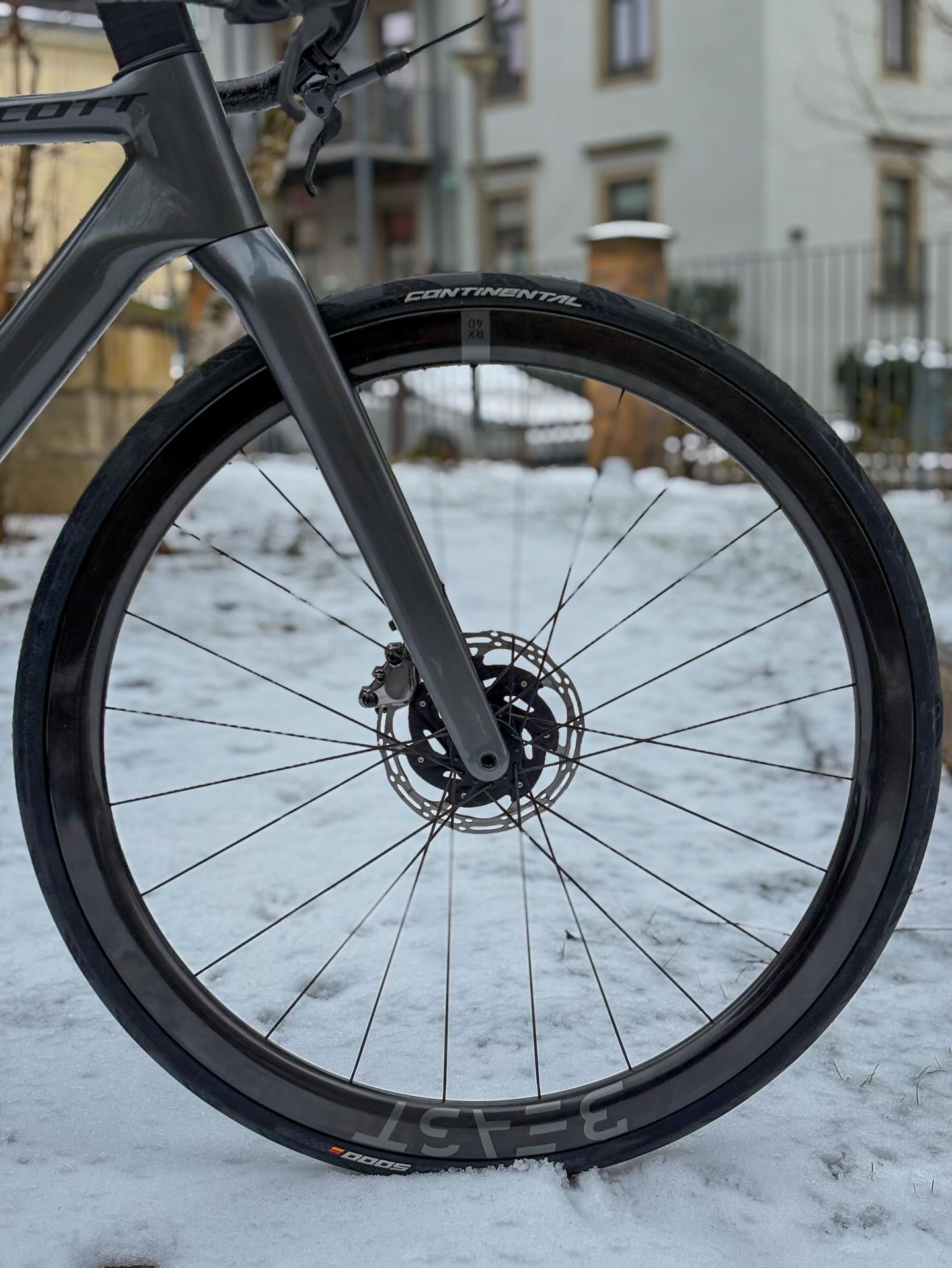 Bei diesem @scottsports Metrix steckt der Teufel ganz klar im Detail.
Vom @beast_components Hybrid Bar über die perfekt abgestimmten Beast Laufräder bis hin zum passenden Flaschenhalter 🖤
Nicht laut. Nicht zufällig.
Sondern ein Setup, das man erst auf den zweiten Blick so richtig feiert 🔥
Swipe & zoom – es lohnt sich 👉📸
#bikepointdresden #scottmetrix #beastcomponents #bikedetails #detailverliebt