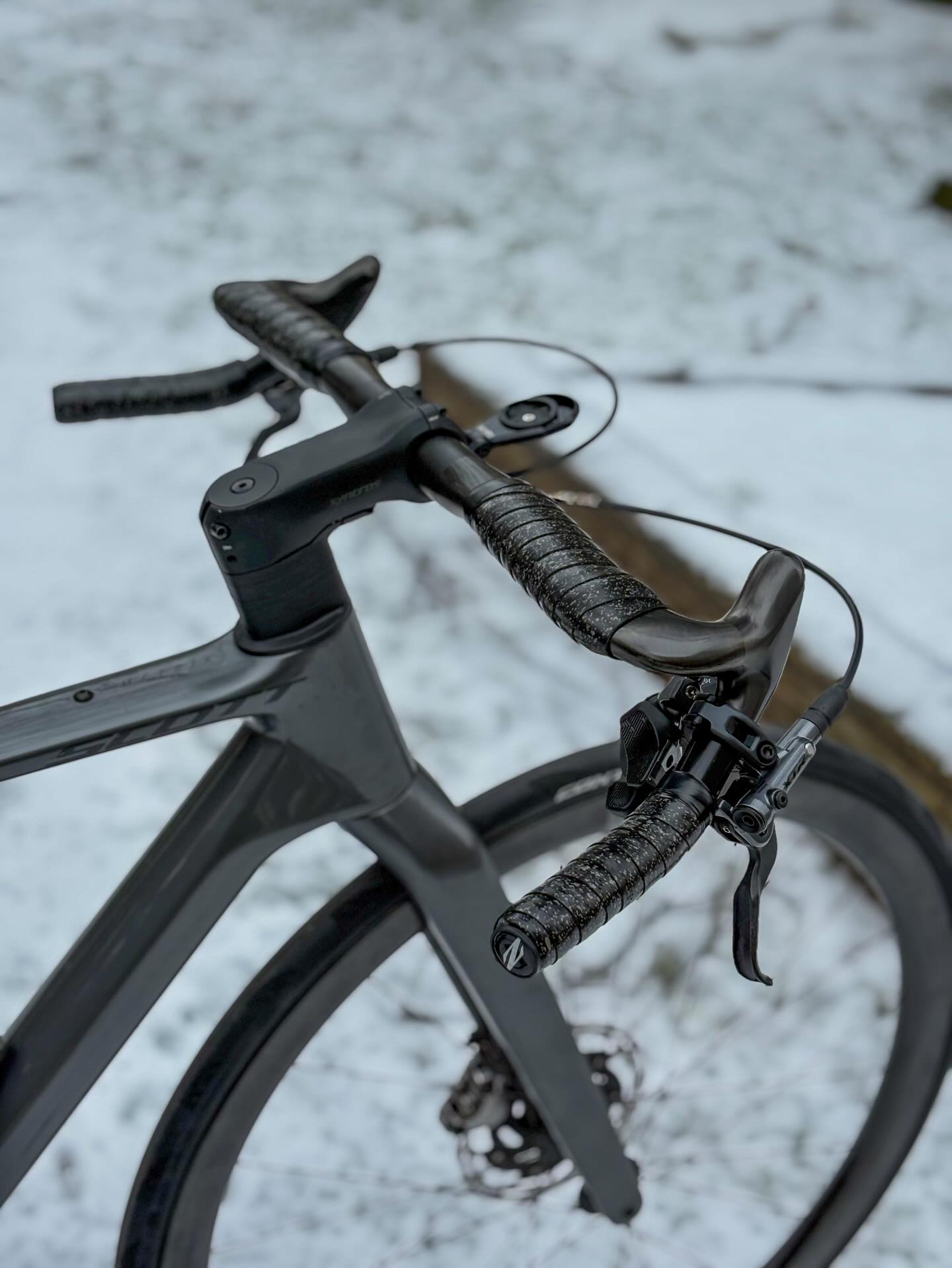 Bei diesem @scottsports Metrix steckt der Teufel ganz klar im Detail.
Vom @beast_components Hybrid Bar über die perfekt abgestimmten Beast Laufräder bis hin zum passenden Flaschenhalter 🖤
Nicht laut. Nicht zufällig.
Sondern ein Setup, das man erst auf den zweiten Blick so richtig feiert 🔥
Swipe & zoom – es lohnt sich 👉📸
#bikepointdresden #scottmetrix #beastcomponents #bikedetails #detailverliebt