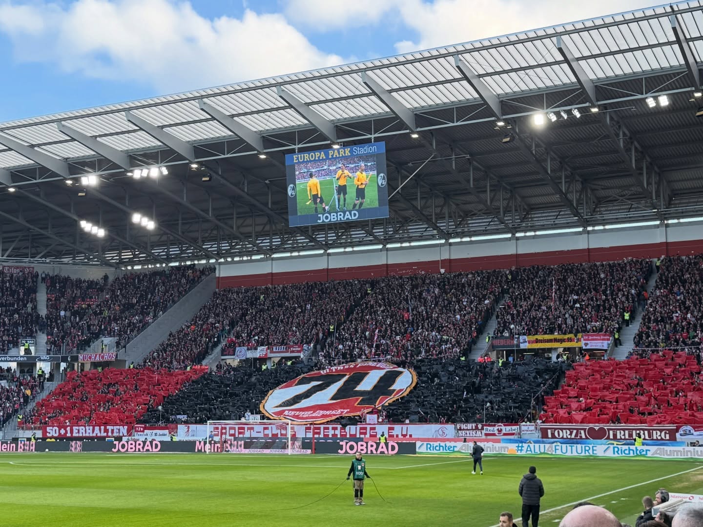 Werder Bremen zu Gast im Europa-Park Stadion. Trotz Unterzahl in Halbzeit zwei holt sich der SC Freiburg den Heimsieg.
Das WILD-Team hat natürlich mitgefiebert 💙
Werder Bremen visited the Europa-Park Stadium. Despite being a man down in the second half, SC Freiburg secured the home win. The WILD team was cheering them on! 💙
A Werder Bremen az Europa-Park Stadionban vendégszerepelt. A SC Freiburg a második félidőben emberhátrányban játszott, mégis megszerezte a hazai győzelmet.
A WILD csapat együtt szurkolt 💙
#soccer #game #goal #scfreiburg #werderbremen